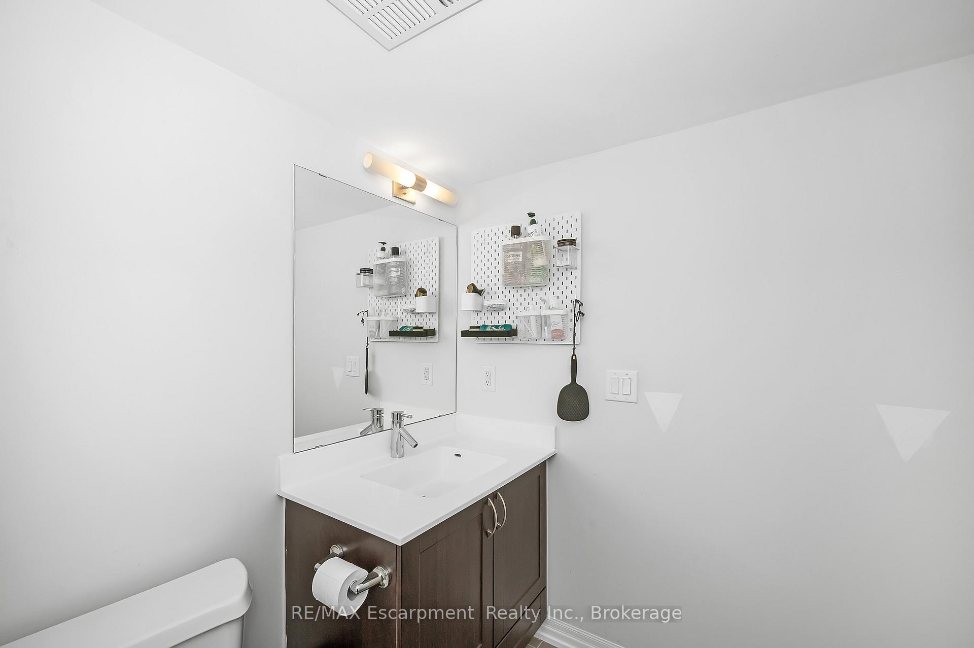 2 Bedrooms Condo at 1940 Ironstone, Burlington For sale
