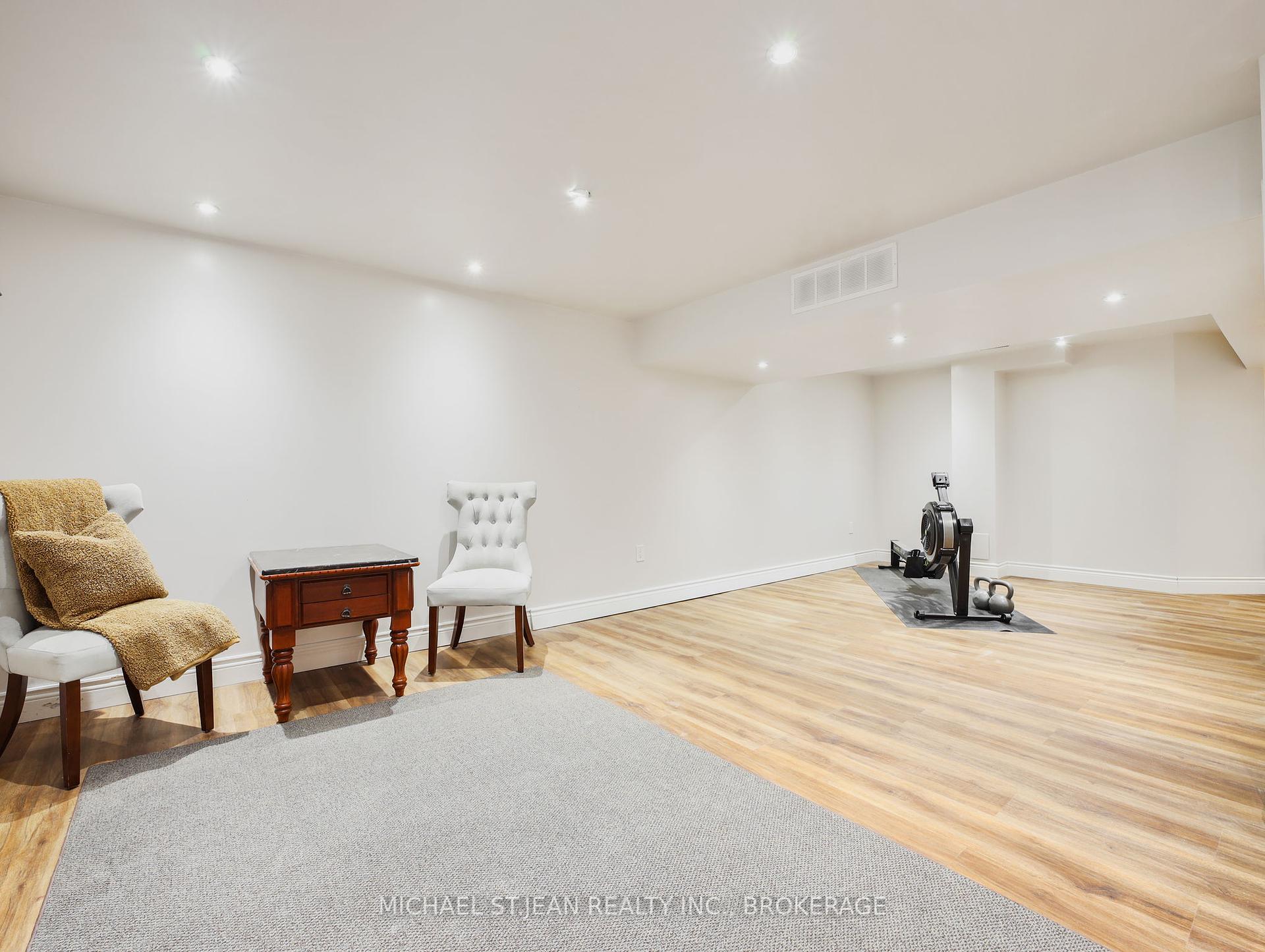 3 Bedrooms Condo at 1889 Upper Wentworth, Hamilton For sale