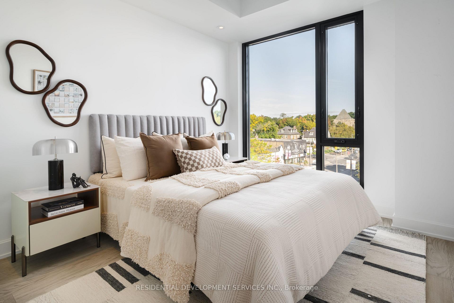 2 Bedrooms Condo at 1 Strathgowan,  Toronto For sale