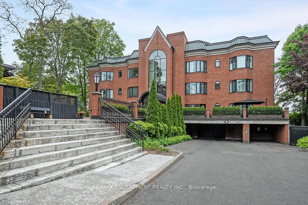 2 Bedrooms Condo at 2220 Lakeshore, Burlington For sale