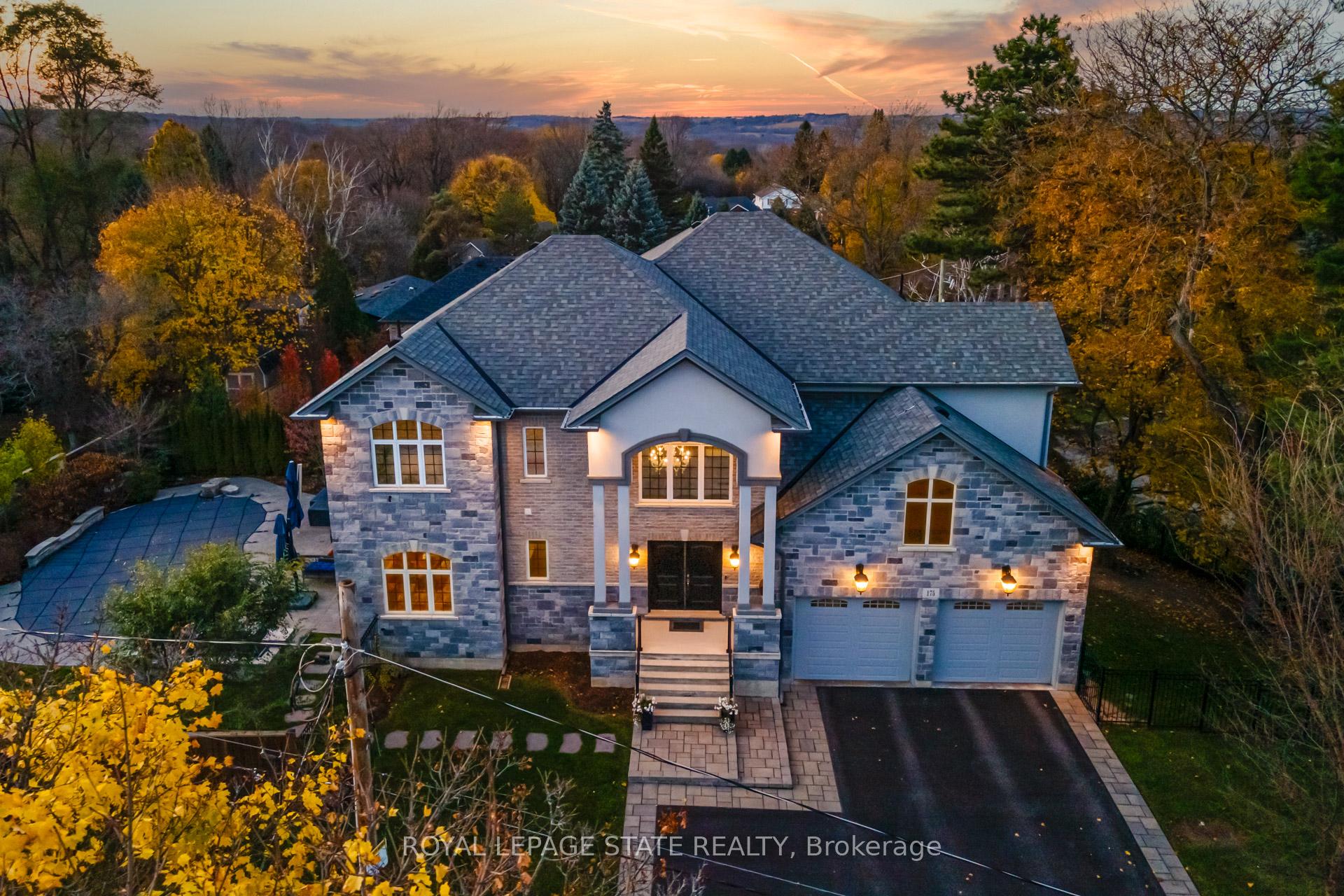 175 Oakhill Place, Hamilton, ON L9G 1C8