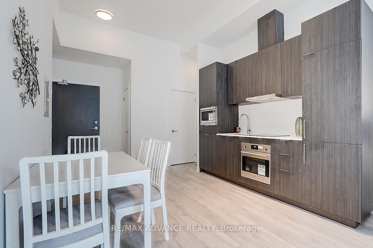 2 Bedrooms Condo at 7 Golden Lion, Toronto For sale