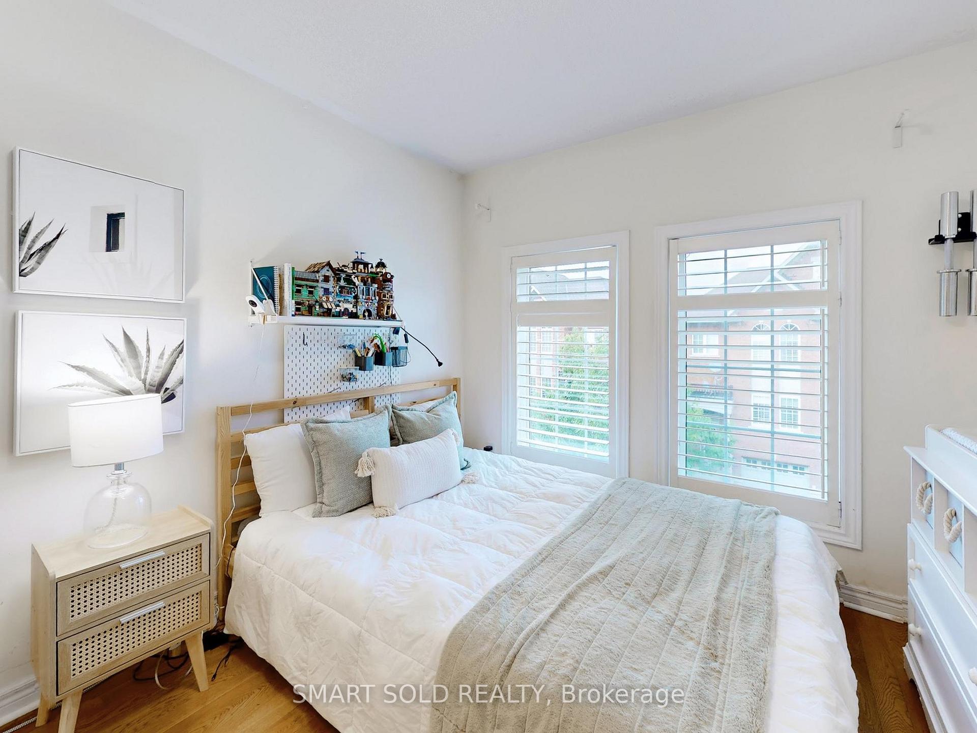 4 Bedrooms Condo at 230 Paisley, Mississauga For sale