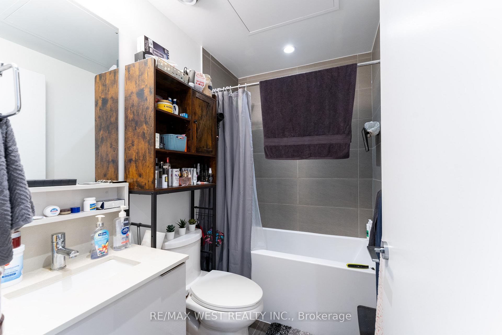 2 Bedrooms Condo at 898 Portage, Vaughan For sale