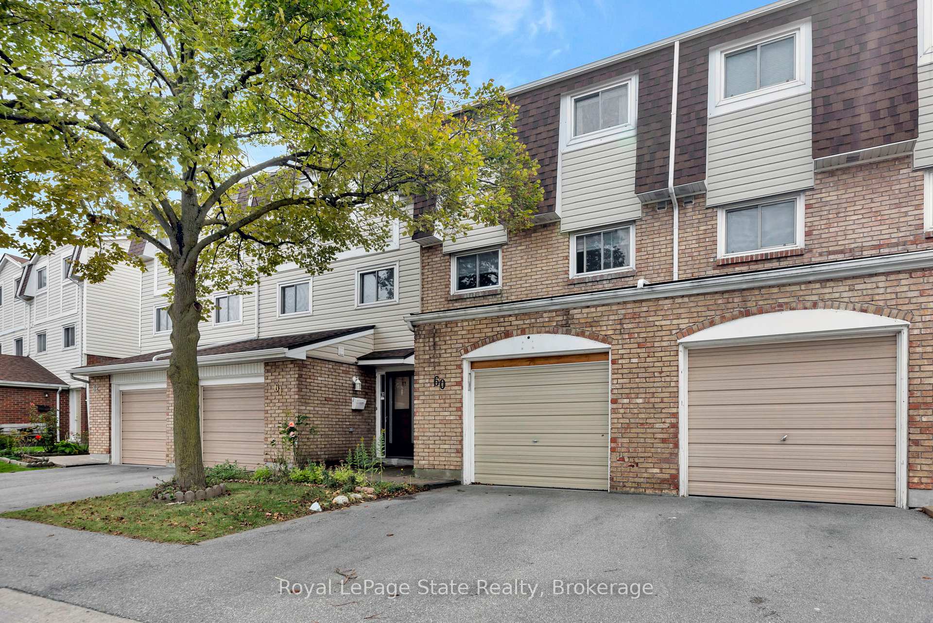 3 Bedrooms Condo at 11 Harrisford, Hamilton For sale