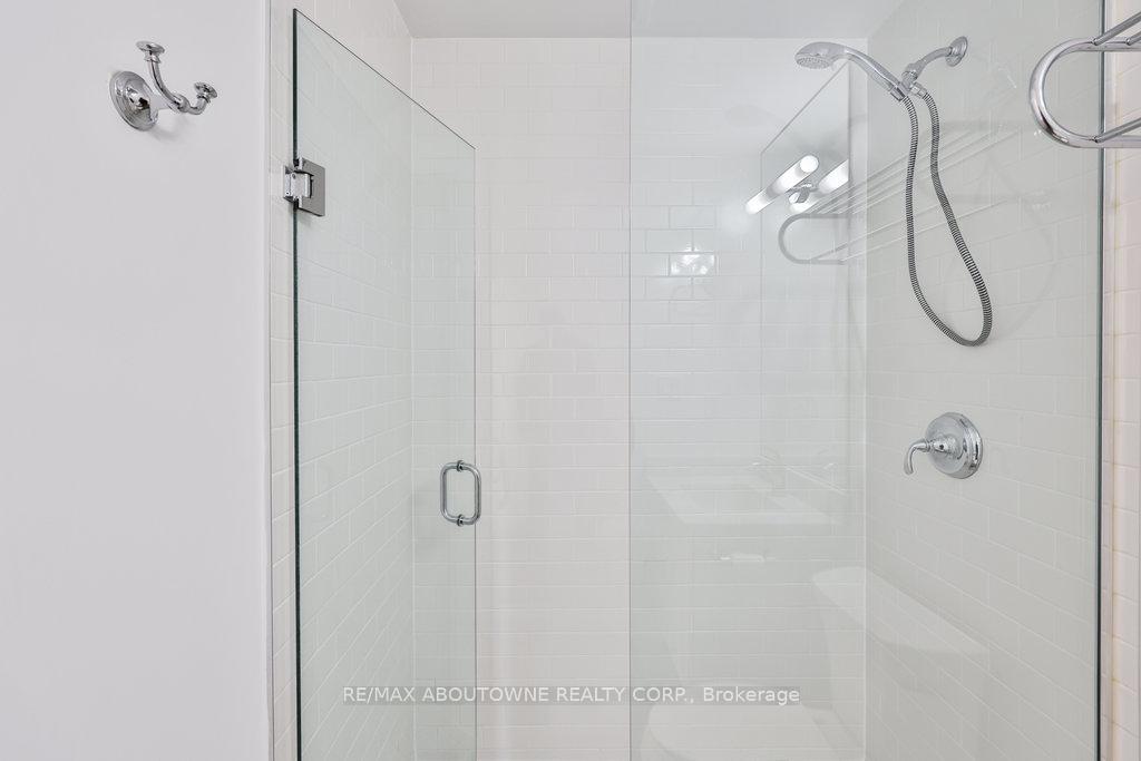 2 Bedrooms Condo at 128 Garden, Oakville For sale