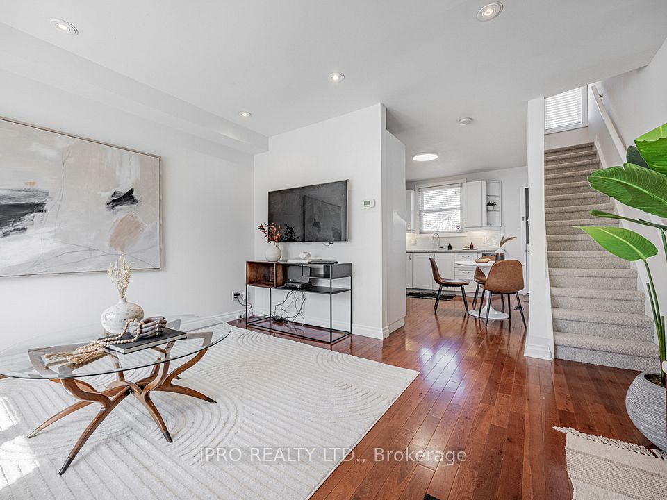 22 Queensdale