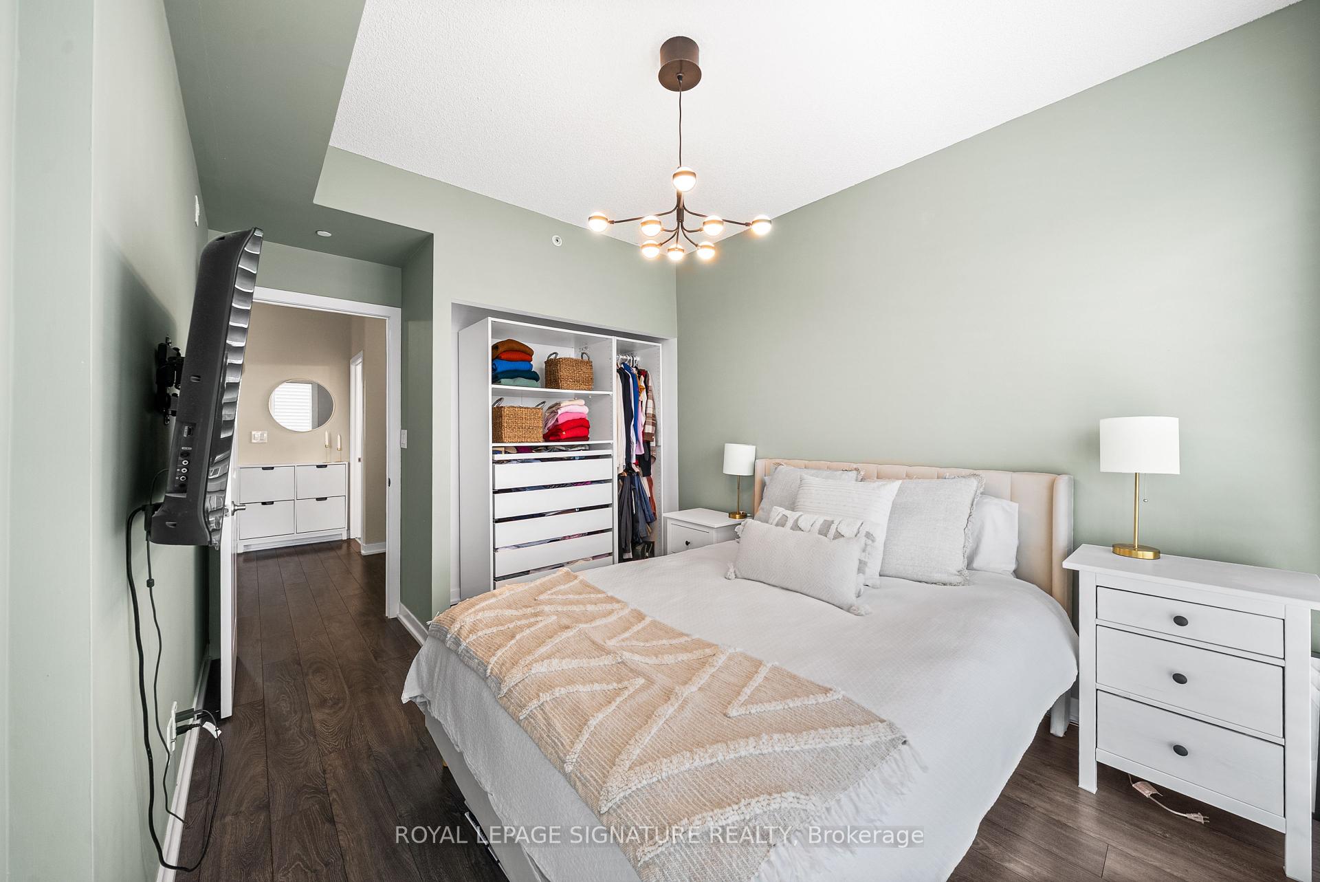 2 Bedrooms Condo at 1284 Guelph, Burlington For sale
