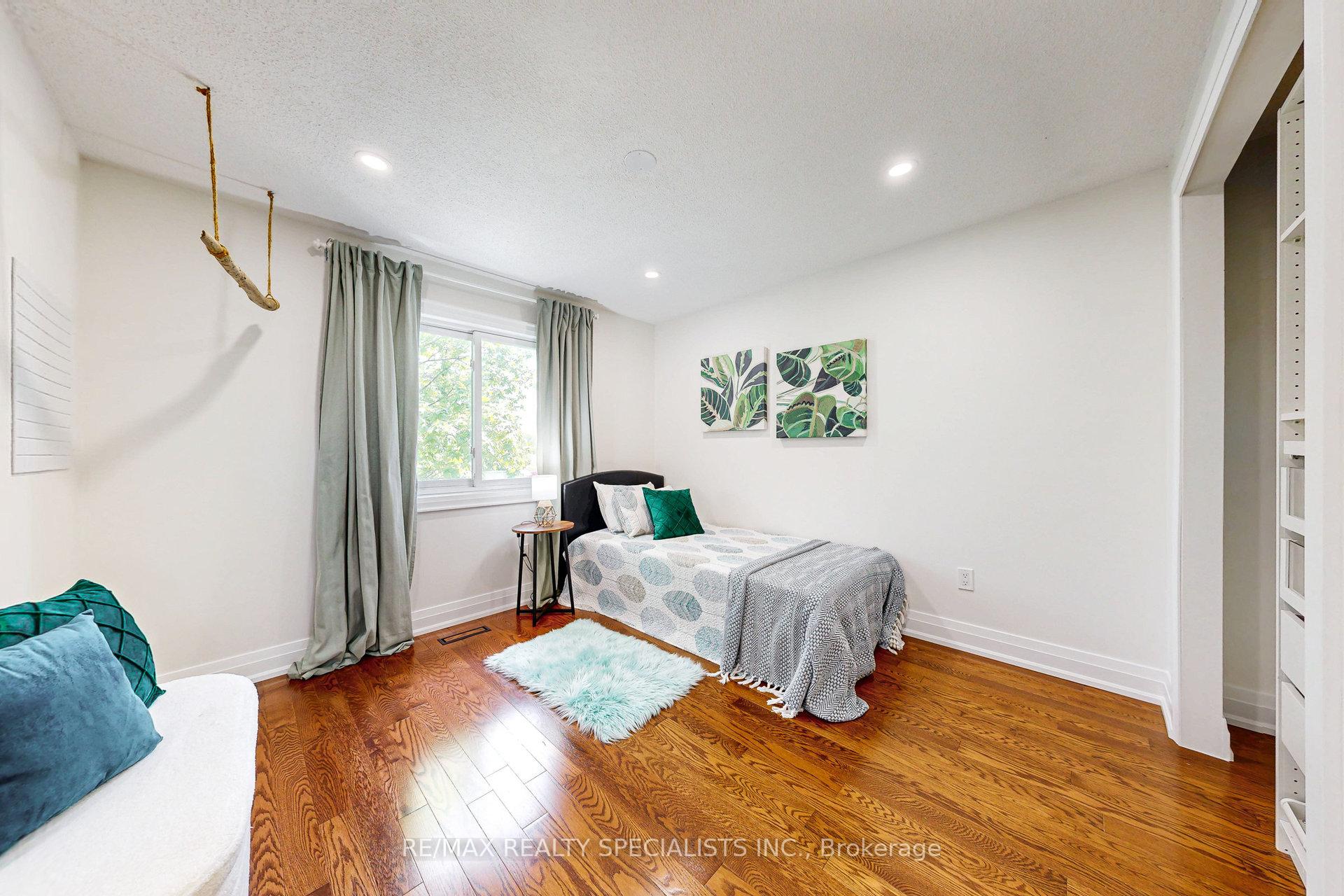 3 Bedrooms Condo at 2035 Asta, Mississauga For sale
