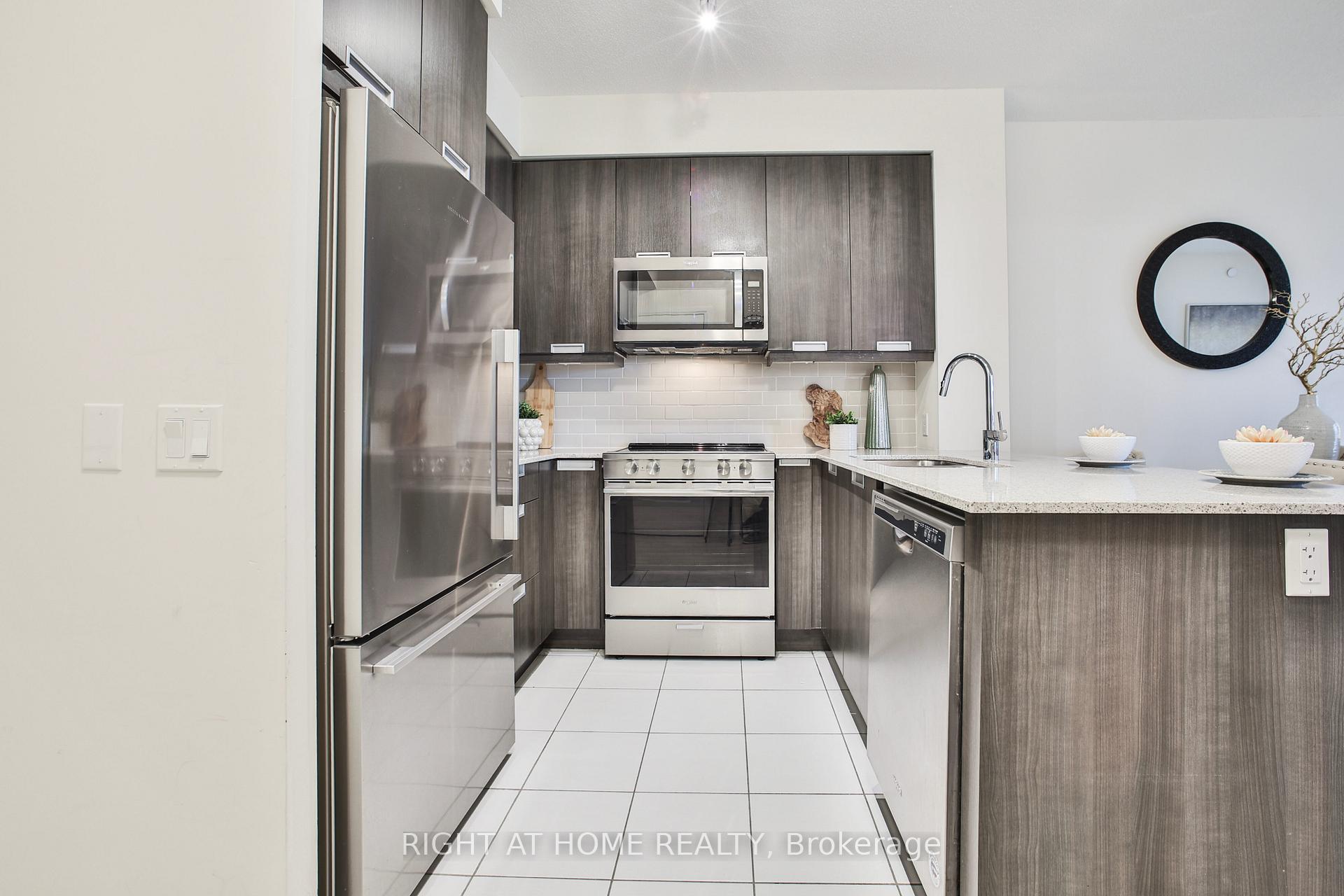 1 Bedroom Condo at 35 WATERGARDEN, Mississauga For sale