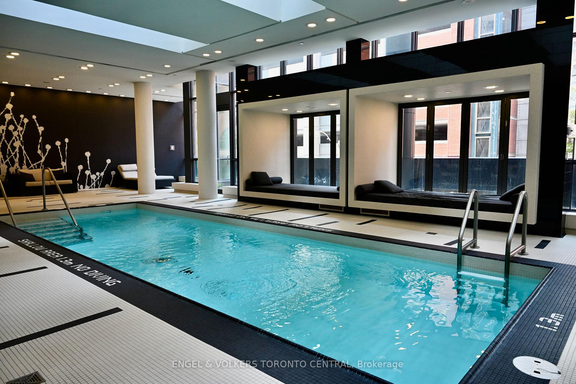 2 Bedrooms Condo at 770 Bay, Toronto For sale