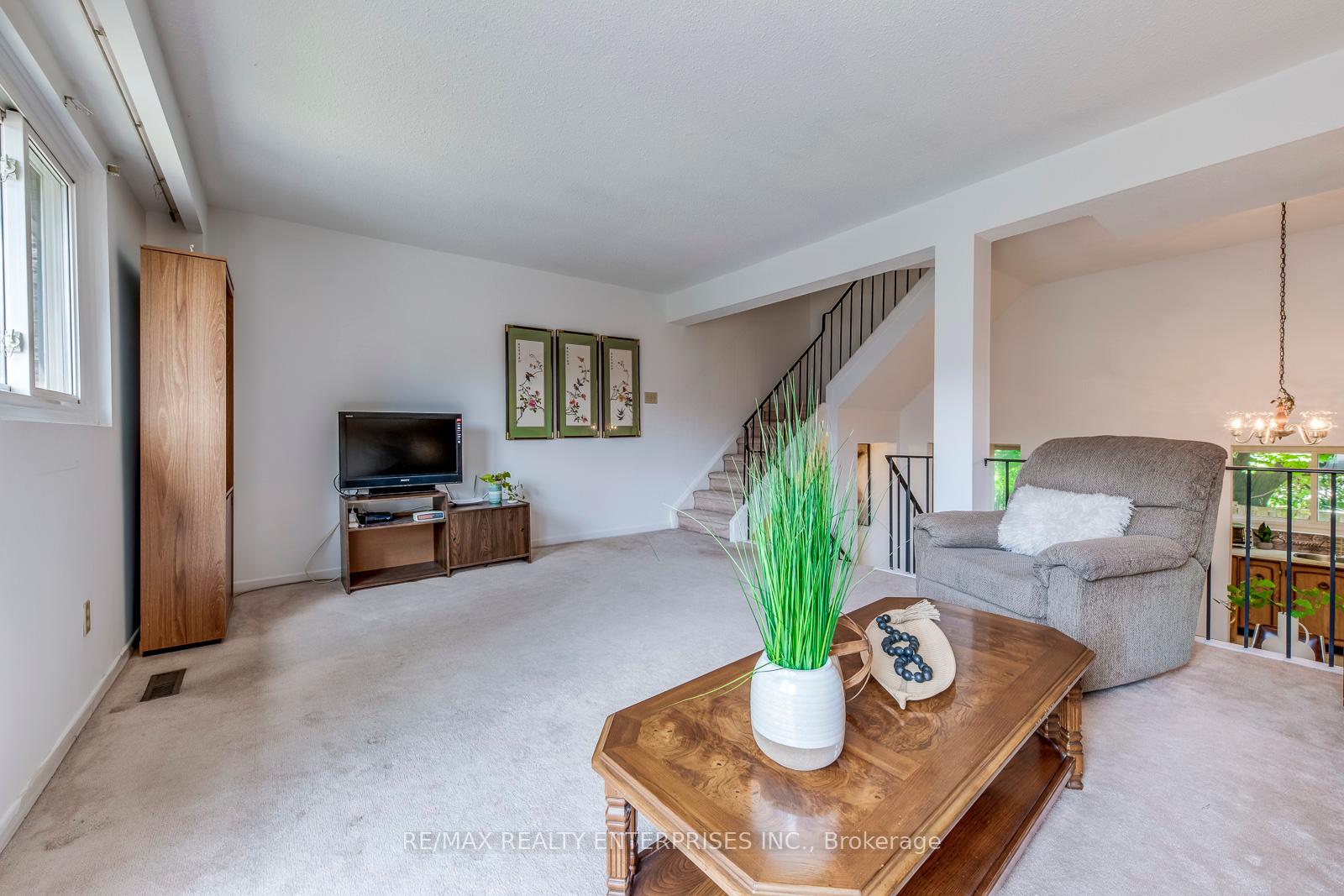 3 Bedrooms Condo at 2315 Bromsgrove, Mississauga For sale