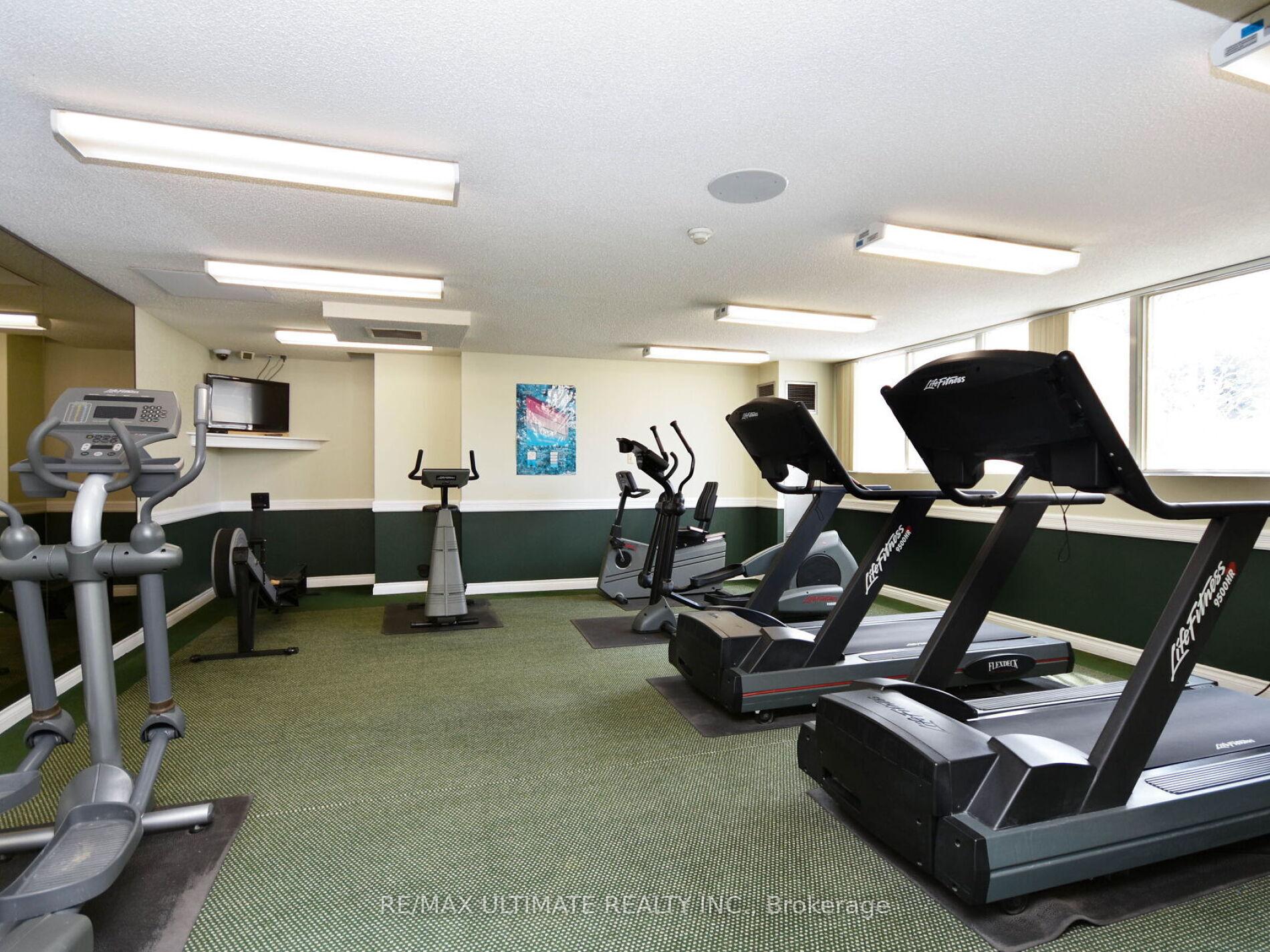 3 Bedrooms Condo at 3700 Kaneff, Mississauga For sale