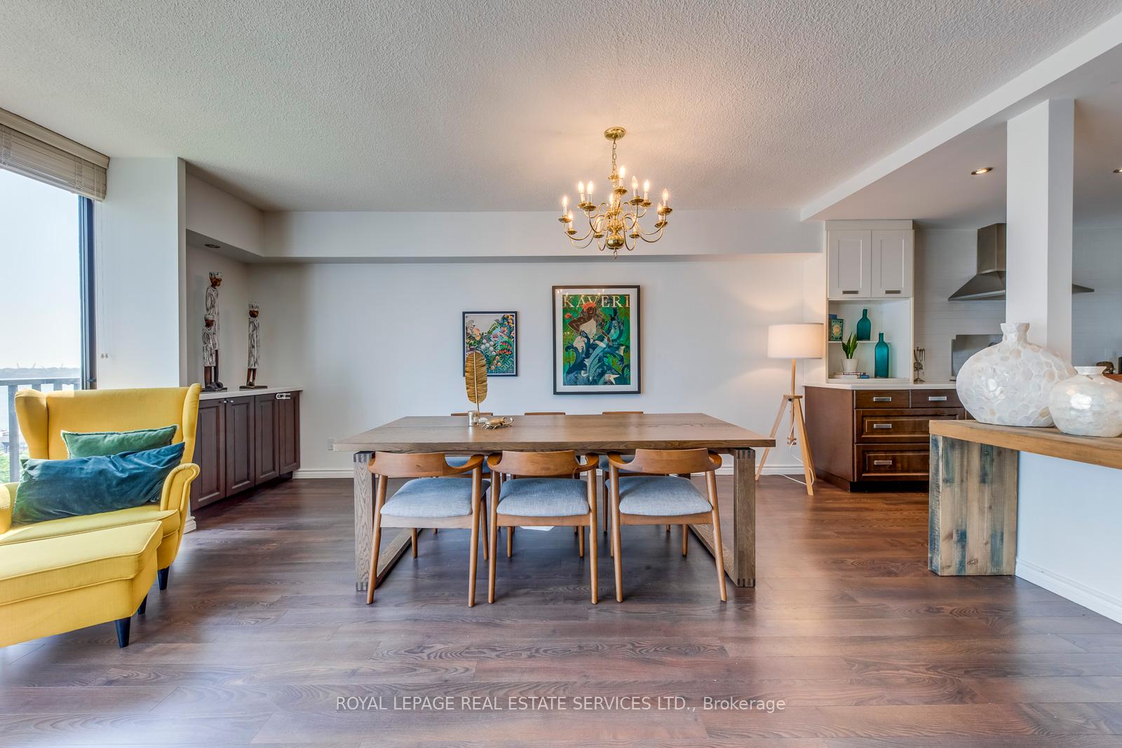 2 Bedrooms Condo at 33 Harbour, Toronto For sale