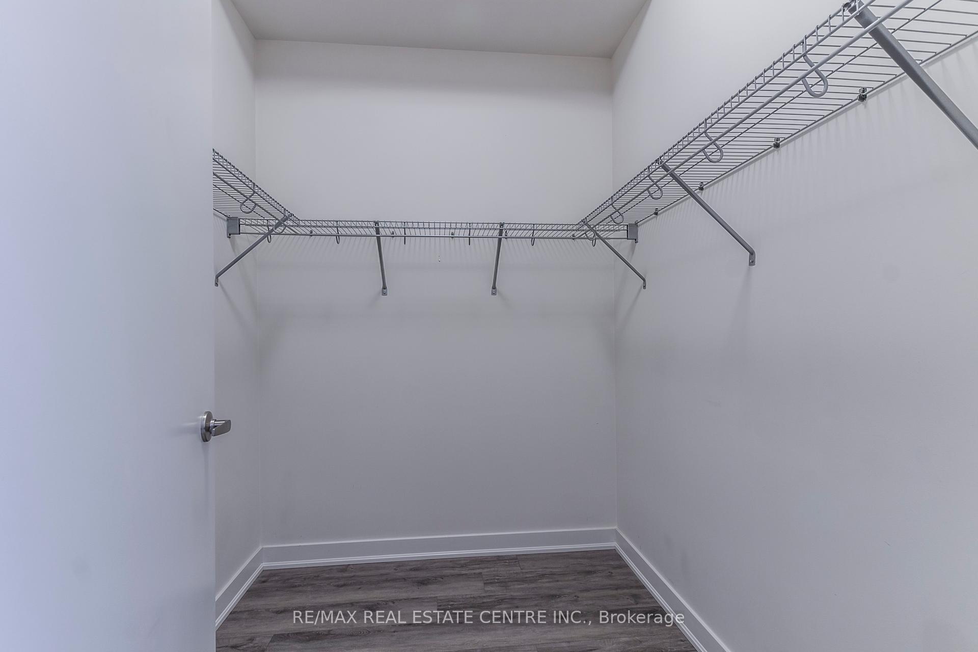 2 Bedrooms Condo at 340 Plains, Burlington For sale