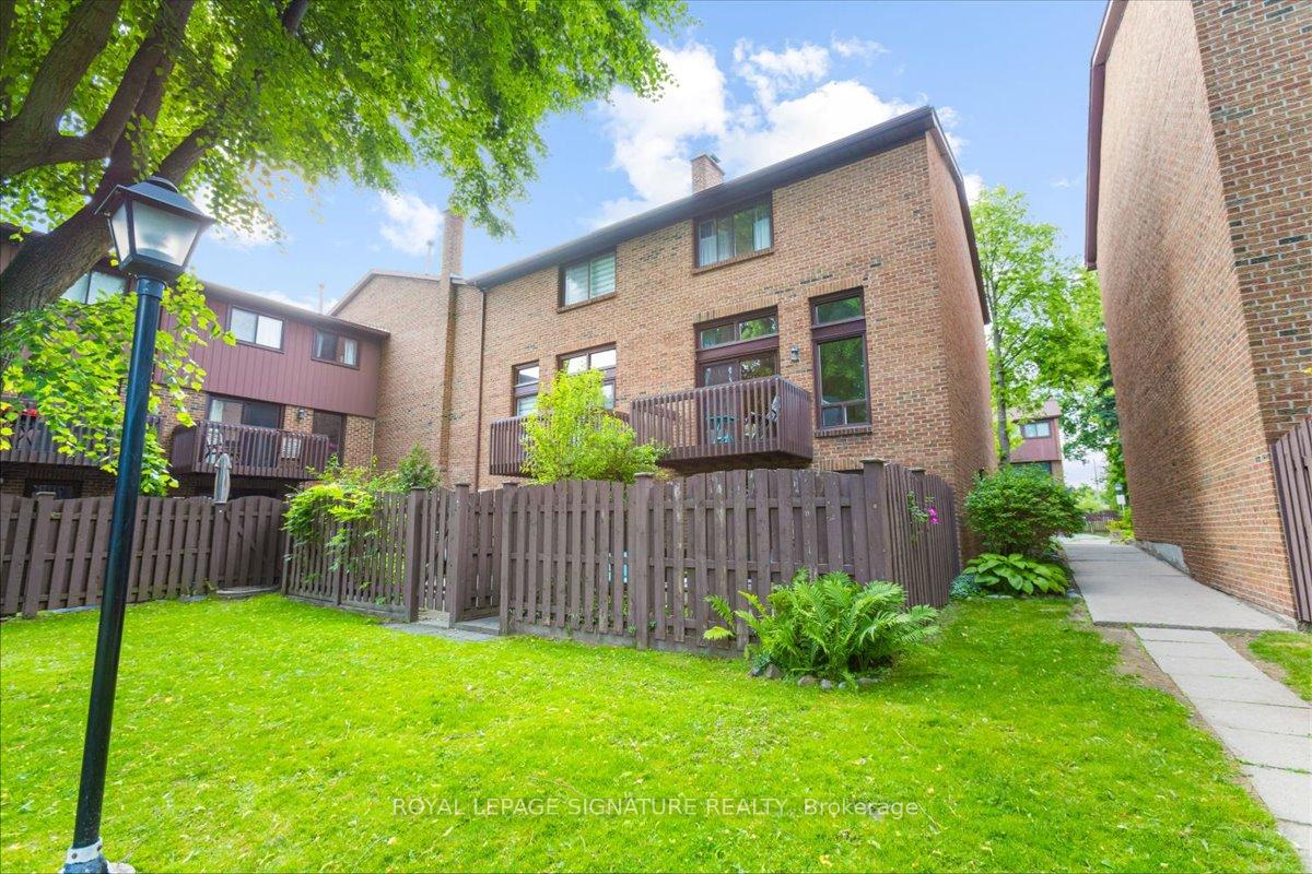3 Bedrooms Condo at 86 Wagon Trailway, Toronto For sale