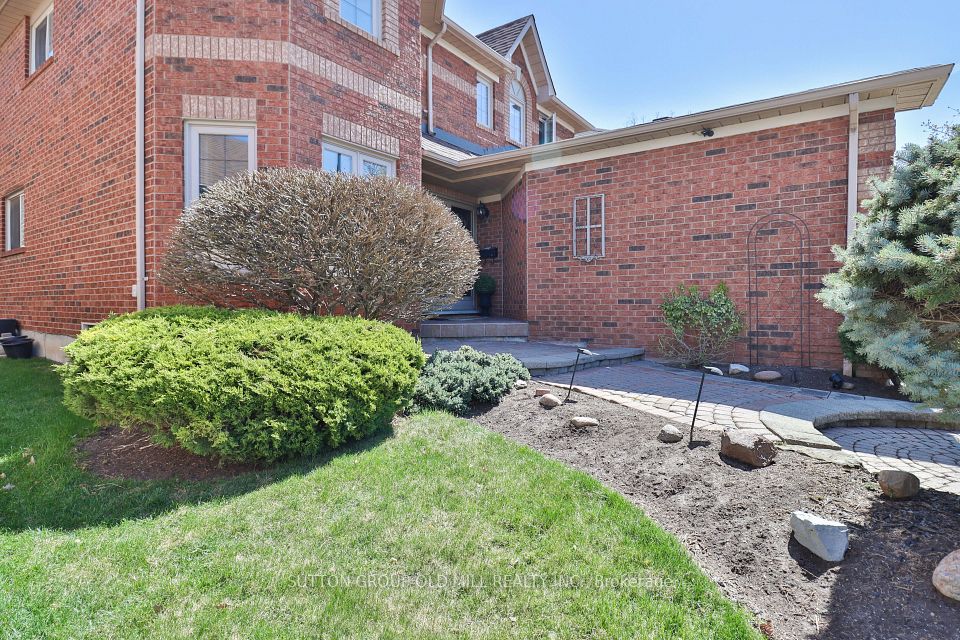 6835 Forest Park Drive, Mississauga, ON L5N 6X5