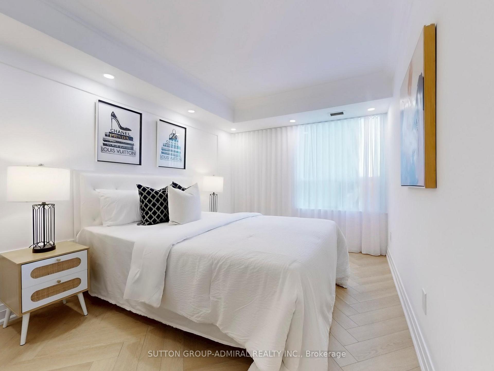 2 Bedrooms Condo at 11 Townsgate,  Vaughan For sale