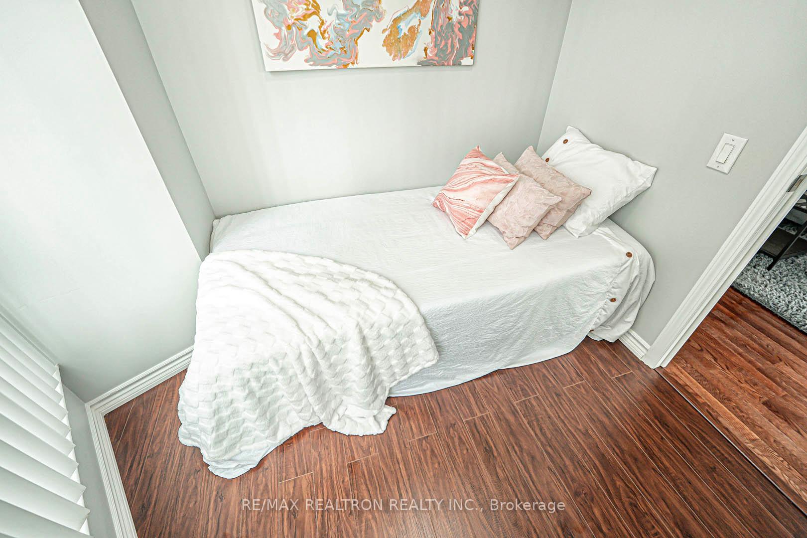 2 Bedrooms Condo at 60 Byng, Toronto For sale