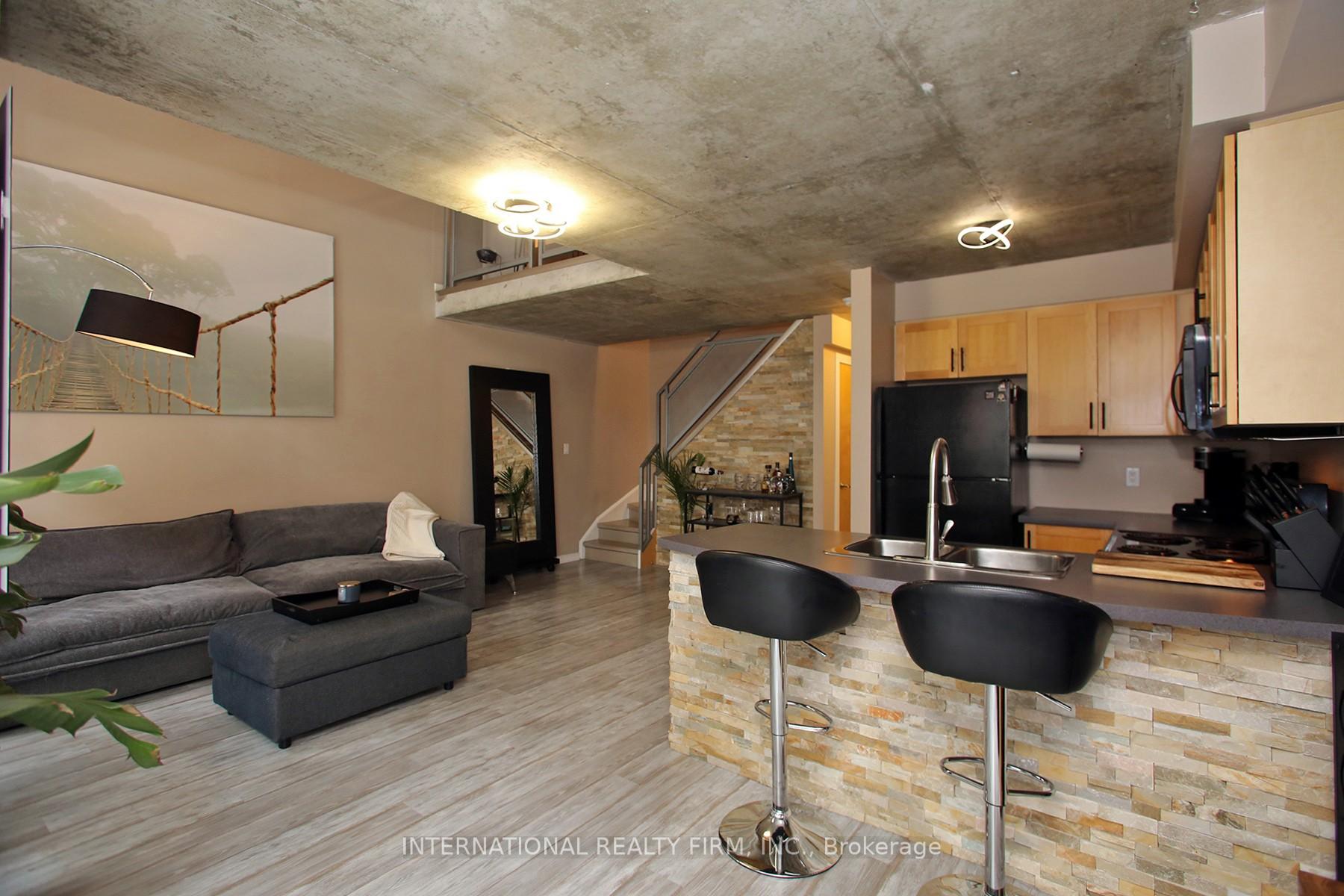 2 Bedrooms Condo at 800 King, Toronto For sale