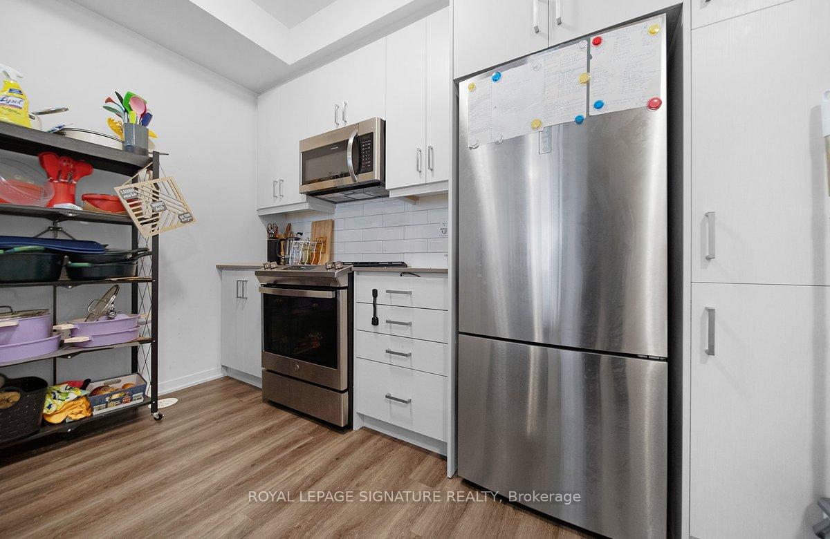 2 Bedrooms Condo at 151 Honeycrisp, Vaughan For sale