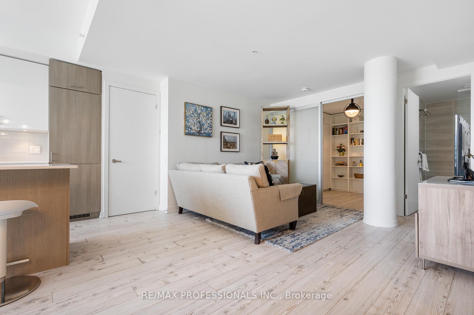 2 Bedrooms Condo at 38 Howard, Toronto For sale