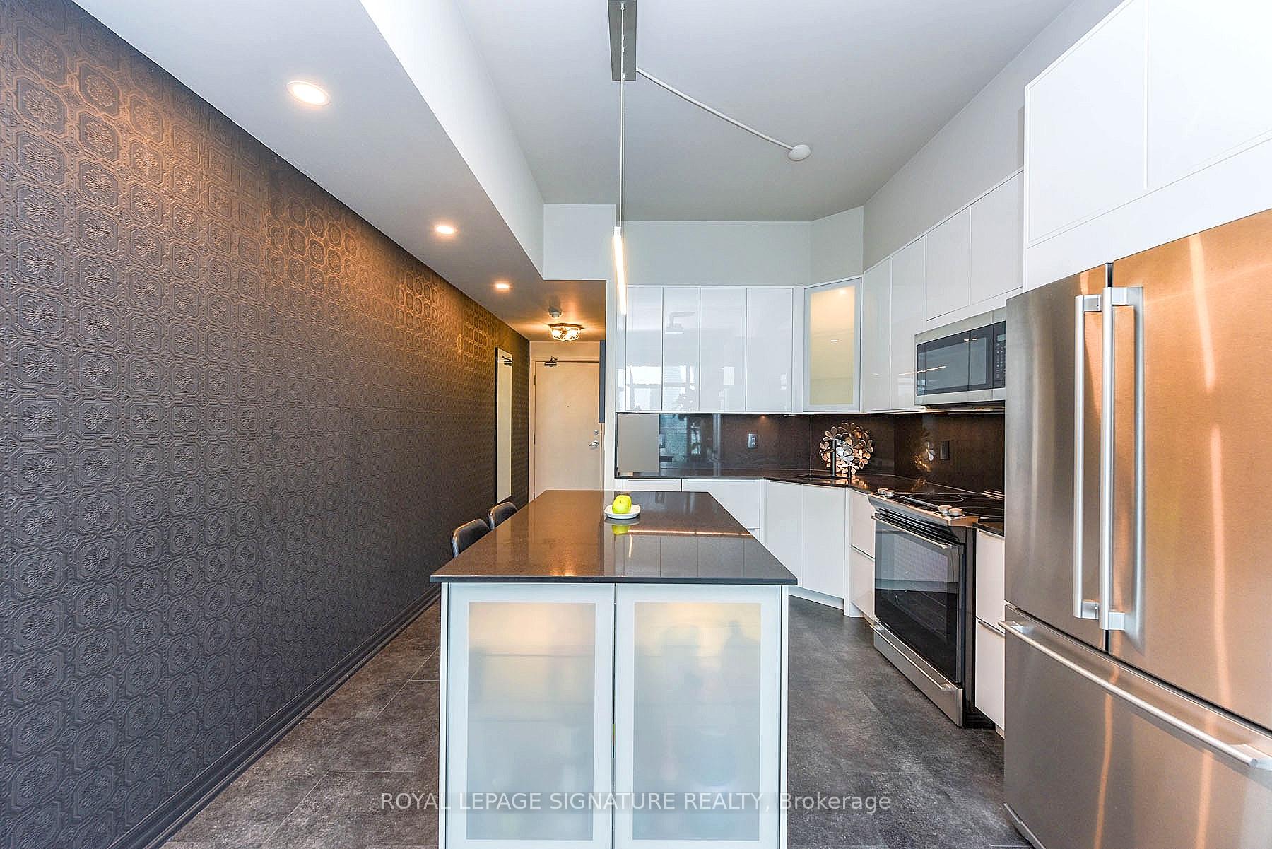1 Bedroom Condo at 223 Webb,  Mississauga For sale