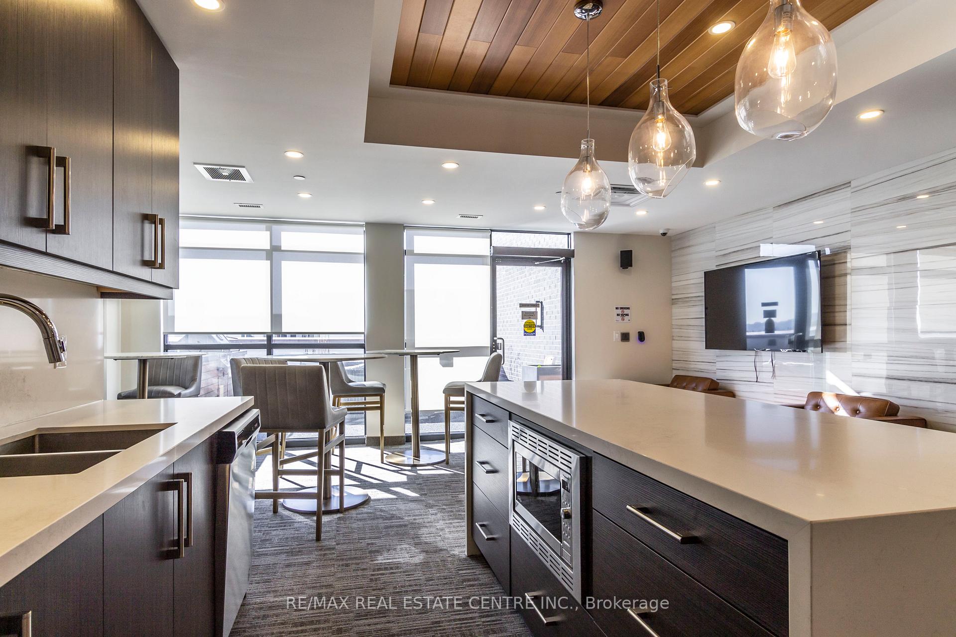 2 Bedrooms Condo at 340 Plains, Burlington For sale