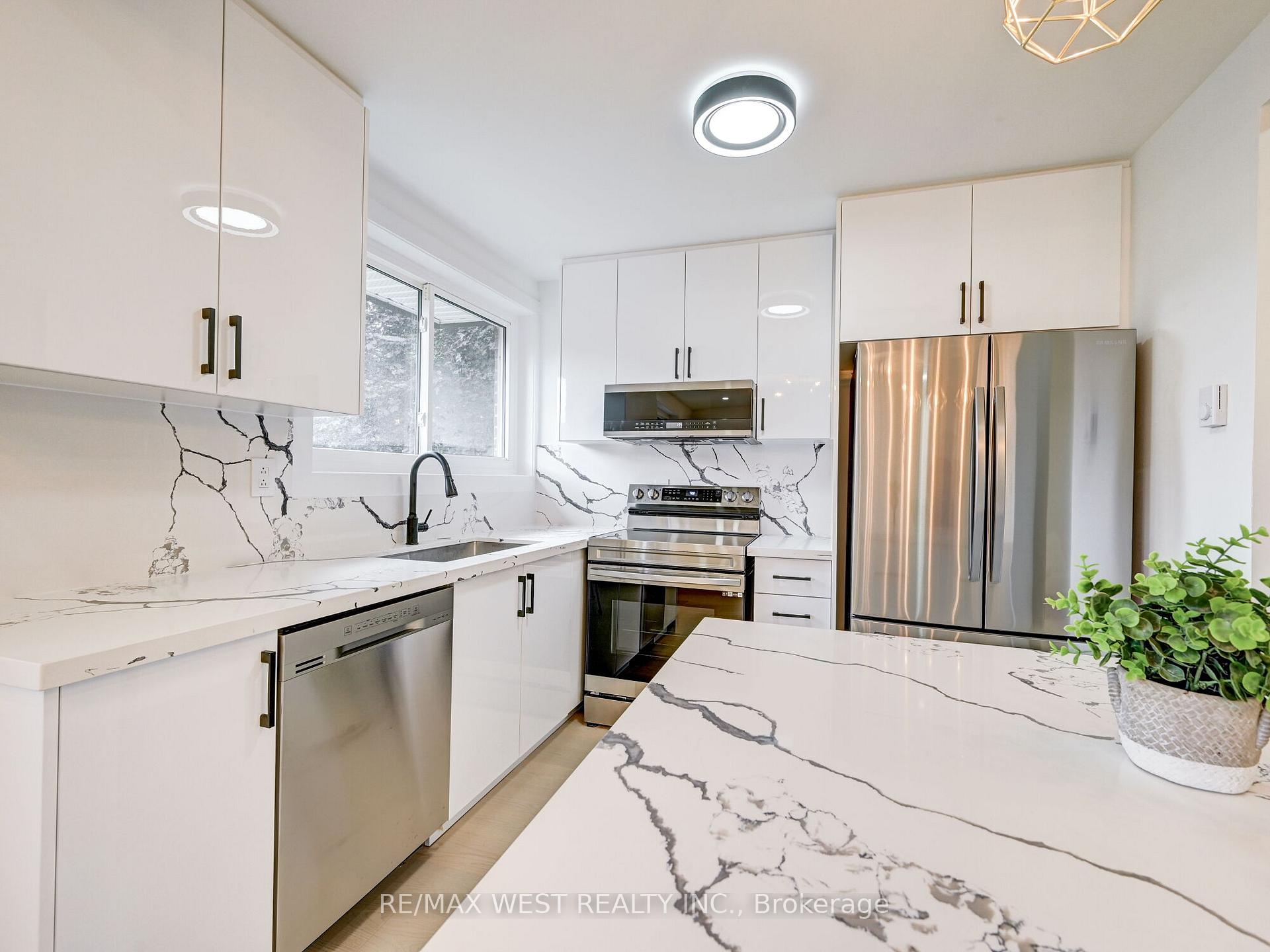 3 Bedrooms Condo at 22 Tandridge, Toronto For sale