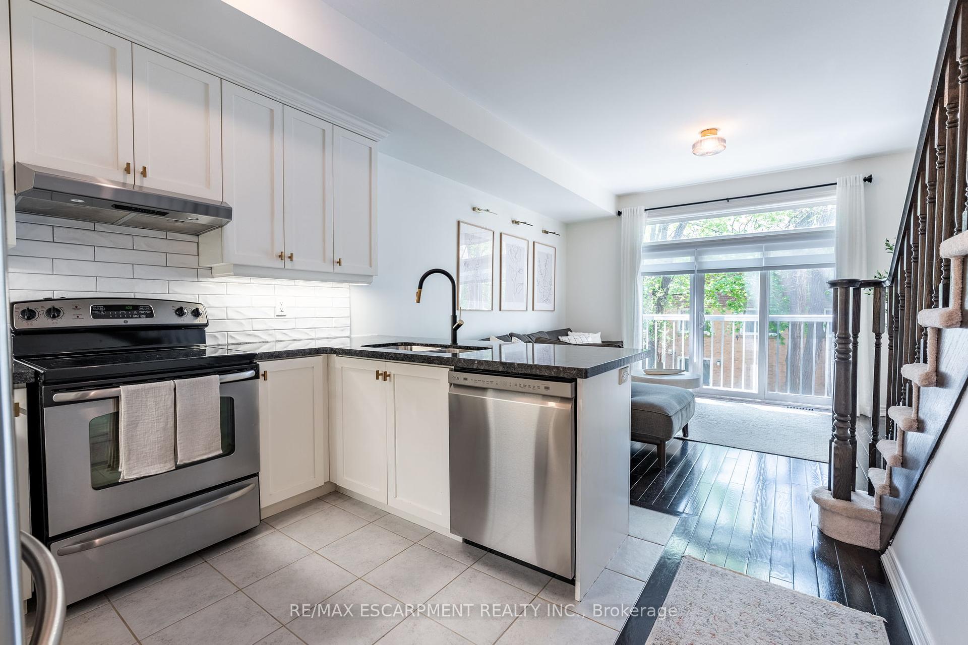 2 Bedrooms Condo at 181 Plains, Burlington For sale