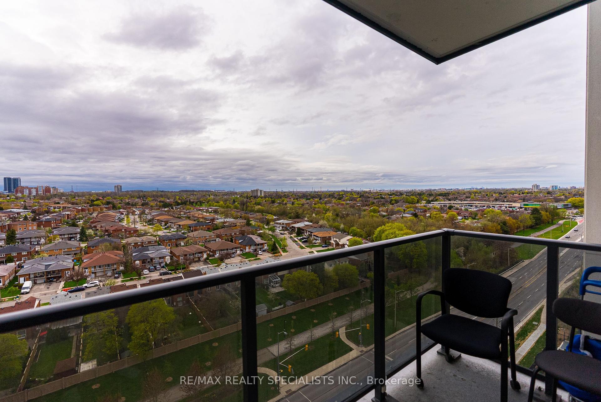 2 Bedrooms Co-op at 202 Burnhamthorpe, Mississauga For sale