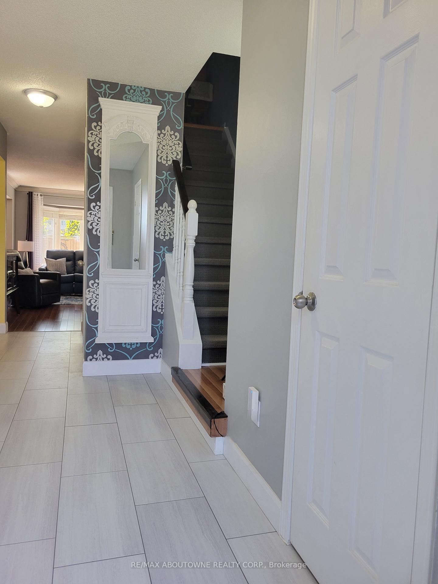 3 Bedrooms Condo at 1 Royalwood, Hamilton For sale