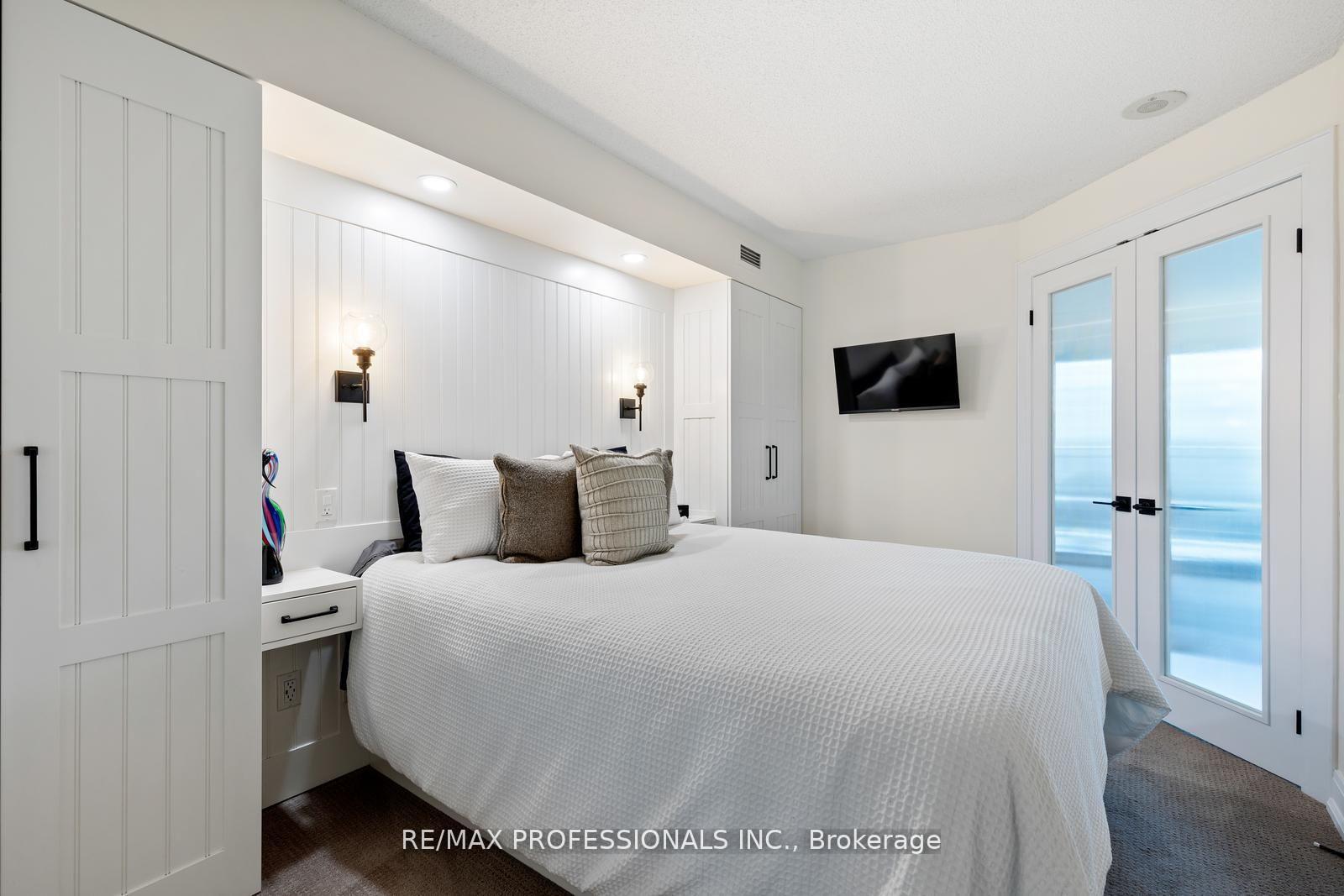 2 Bedrooms Condo at 410 Queens,  Toronto For sale