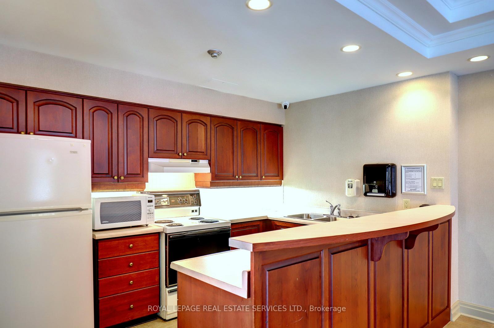2 Bedrooms Condo at 2190 Lakeshore, Burlington For sale