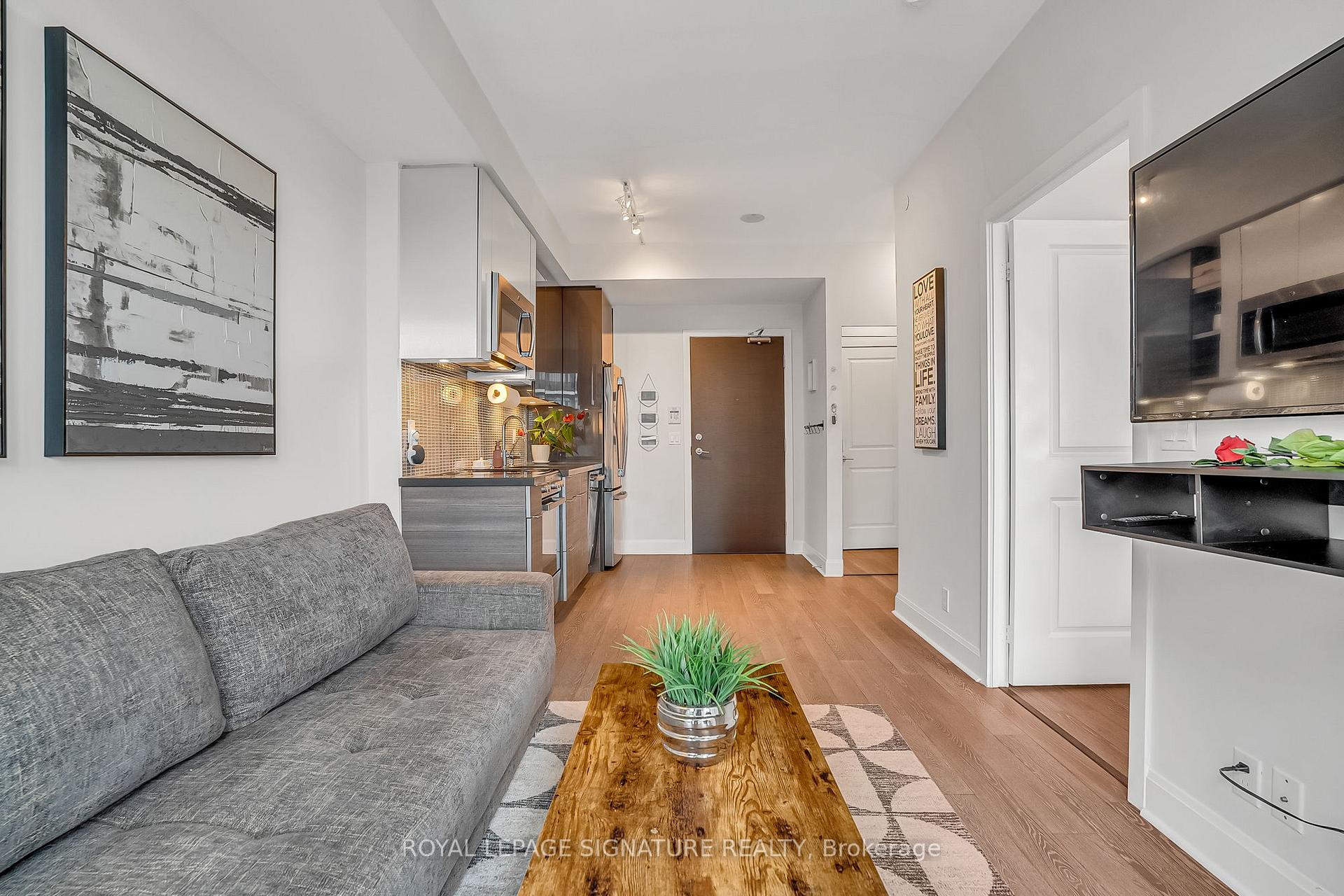 1 Bedroom Condo at 33 Shore Breeze,  Toronto For sale