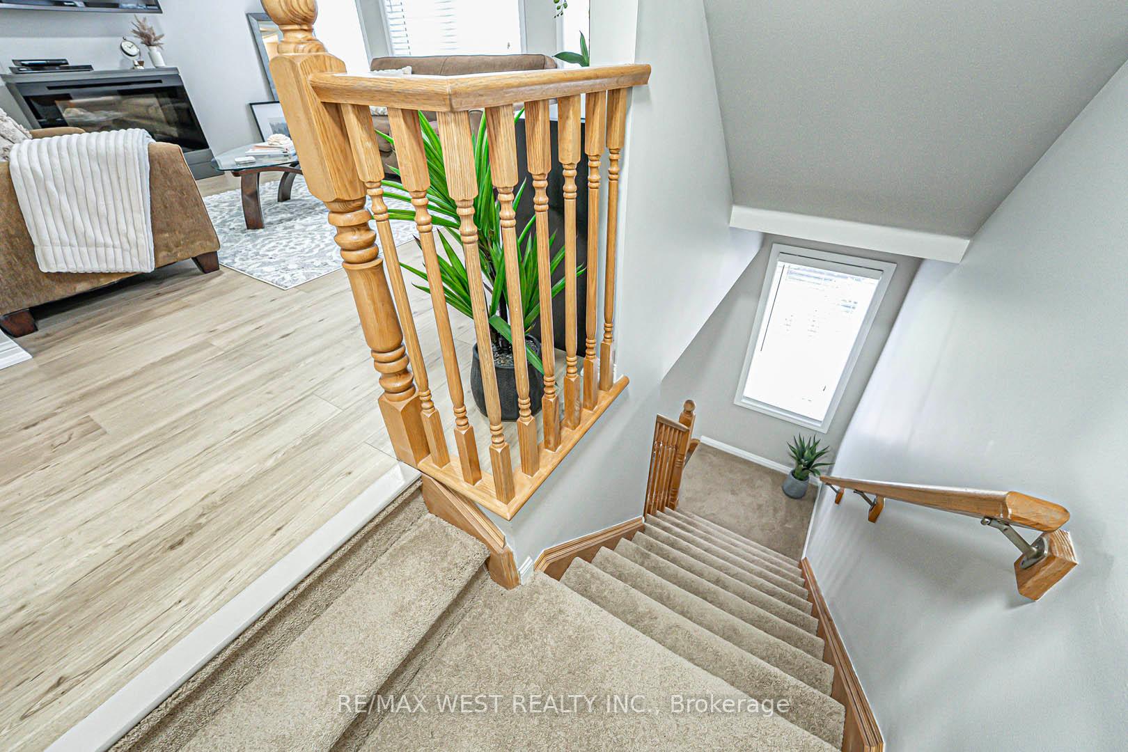 3 Bedrooms Condo at 3050 Rotary, Burlington For sale