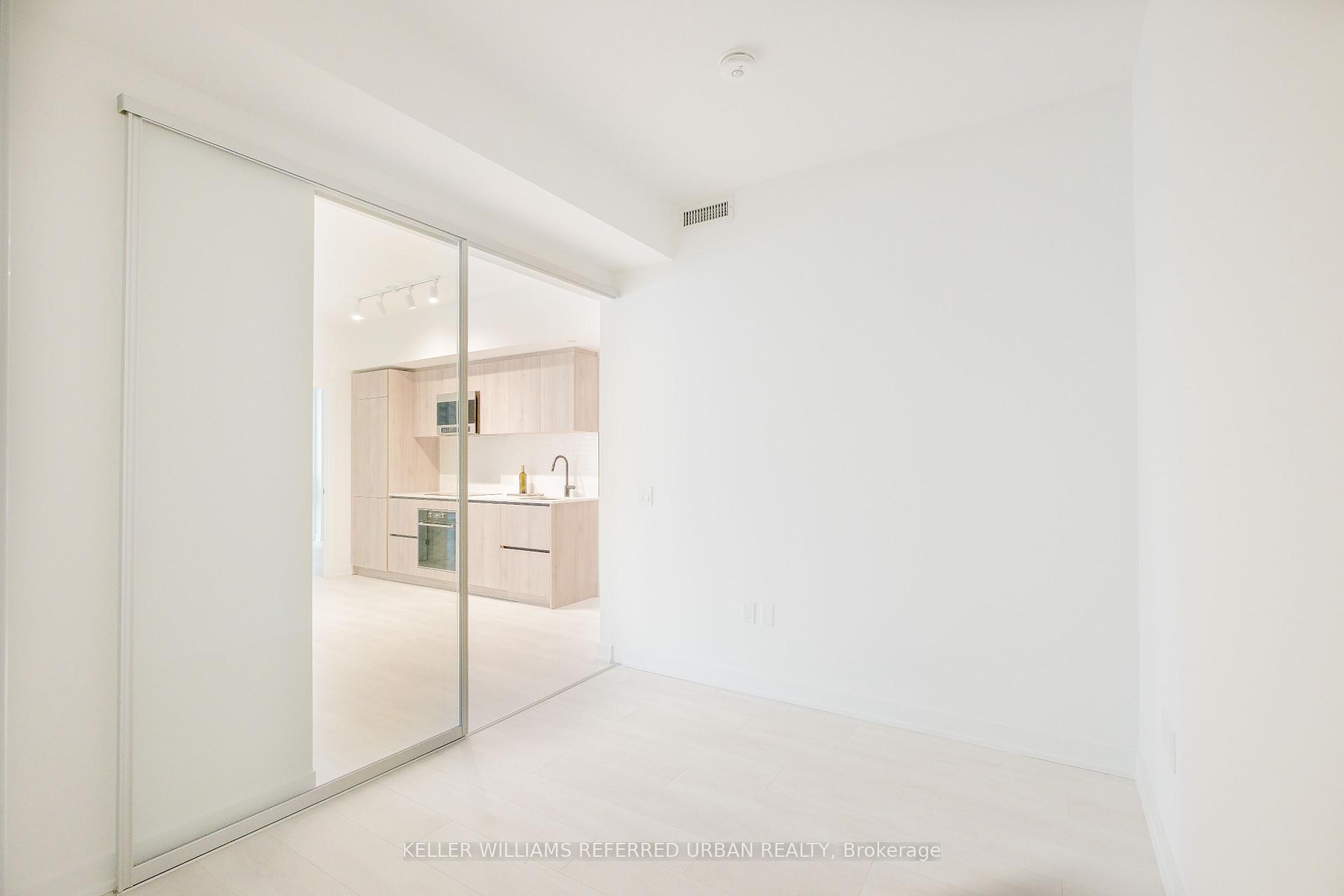 3 Bedrooms Condo at 127 Broadway, Toronto For sale