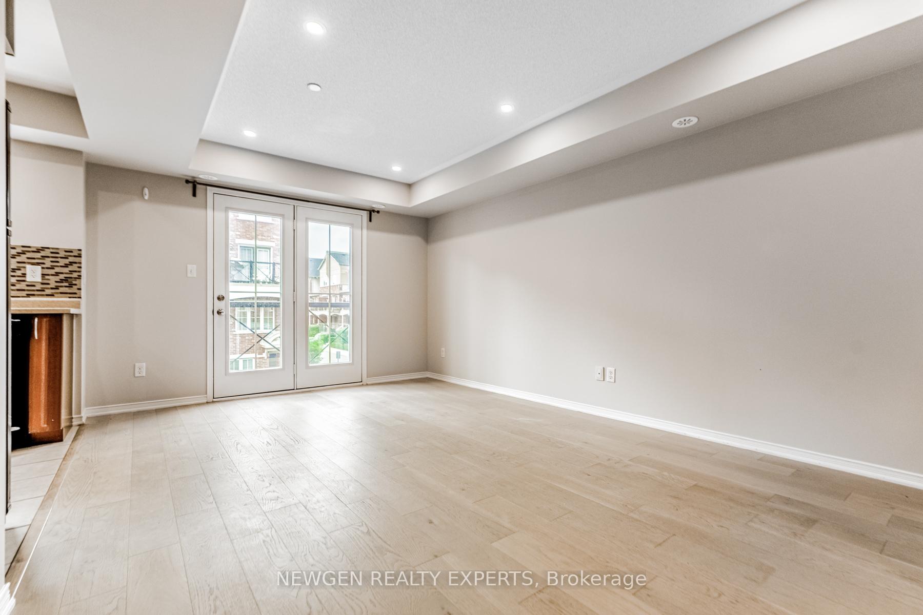 2 Bedrooms Condo at 51 Hays, Oakville For sale