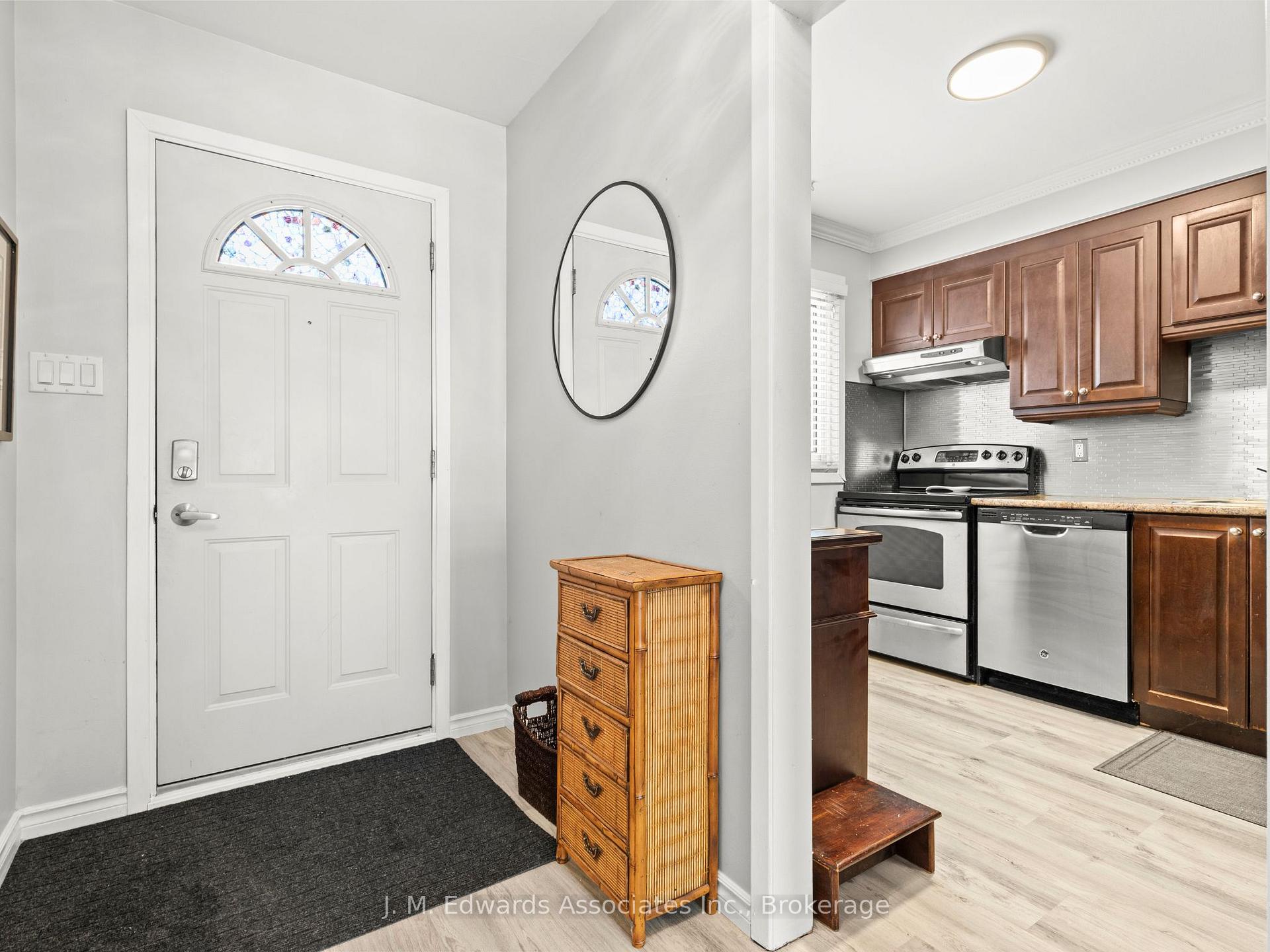 3 Bedrooms Condo at 61 Sarah,  Oakville For sale