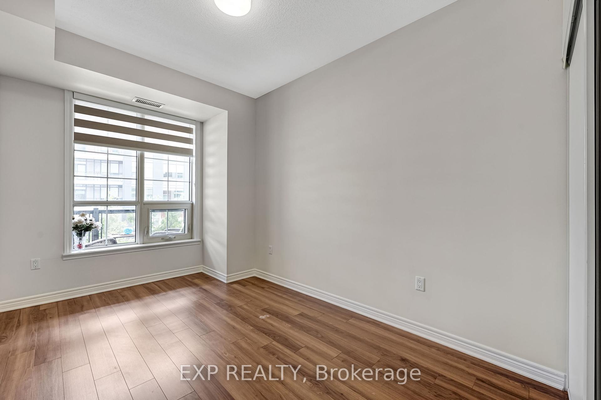 3 Bedrooms Condo at 216 Oak Park, Oakville For sale