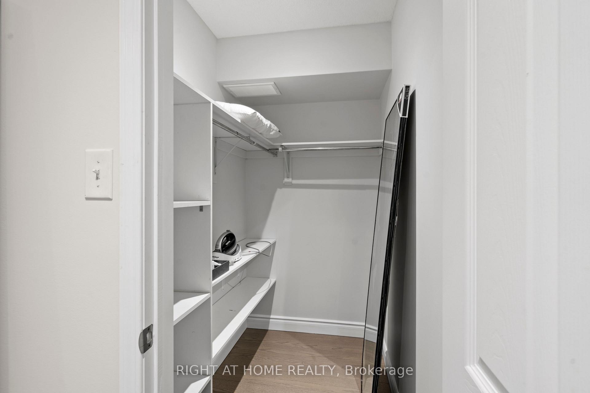 3 Bedrooms Condo at 5650 Winston Churchhill, Mississauga For sale