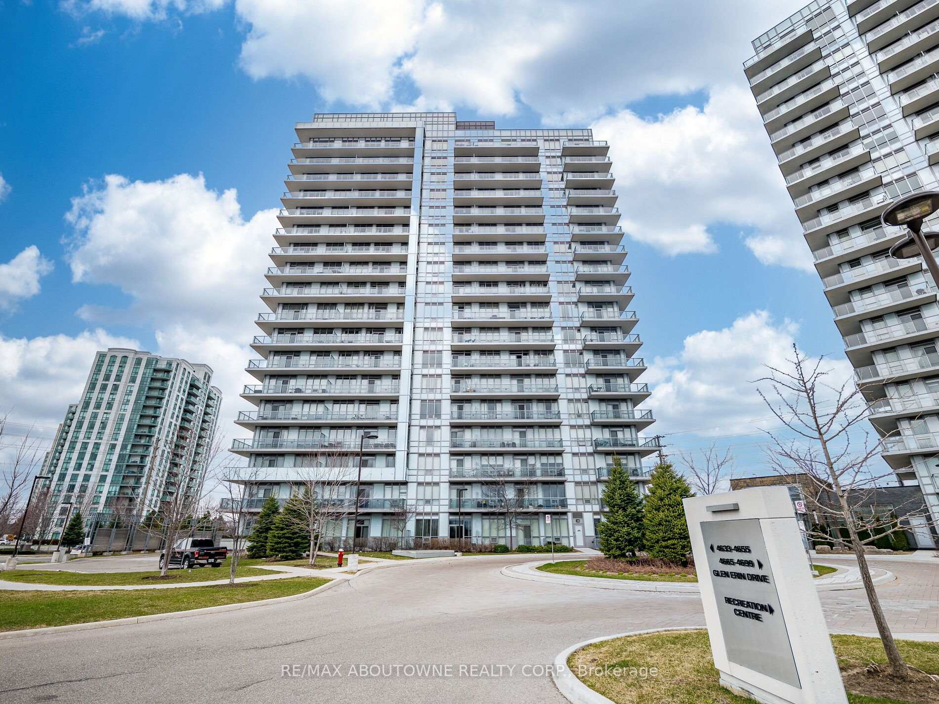 2 Bedrooms Condo at 4633 Glen Erin, Mississauga For sale