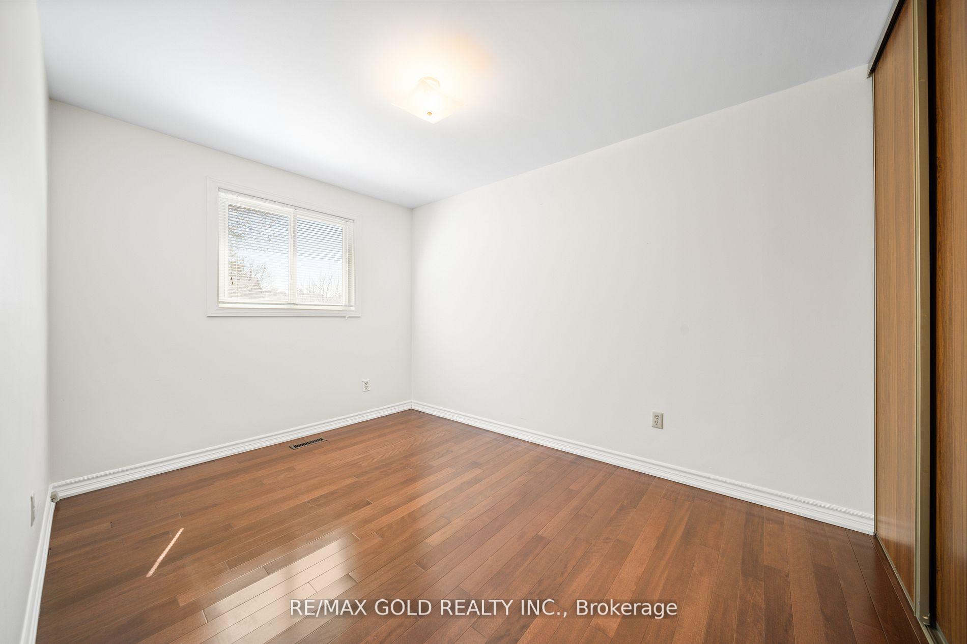 4 Bedrooms Condo at 1050 Shawnmarr, Mississauga For sale