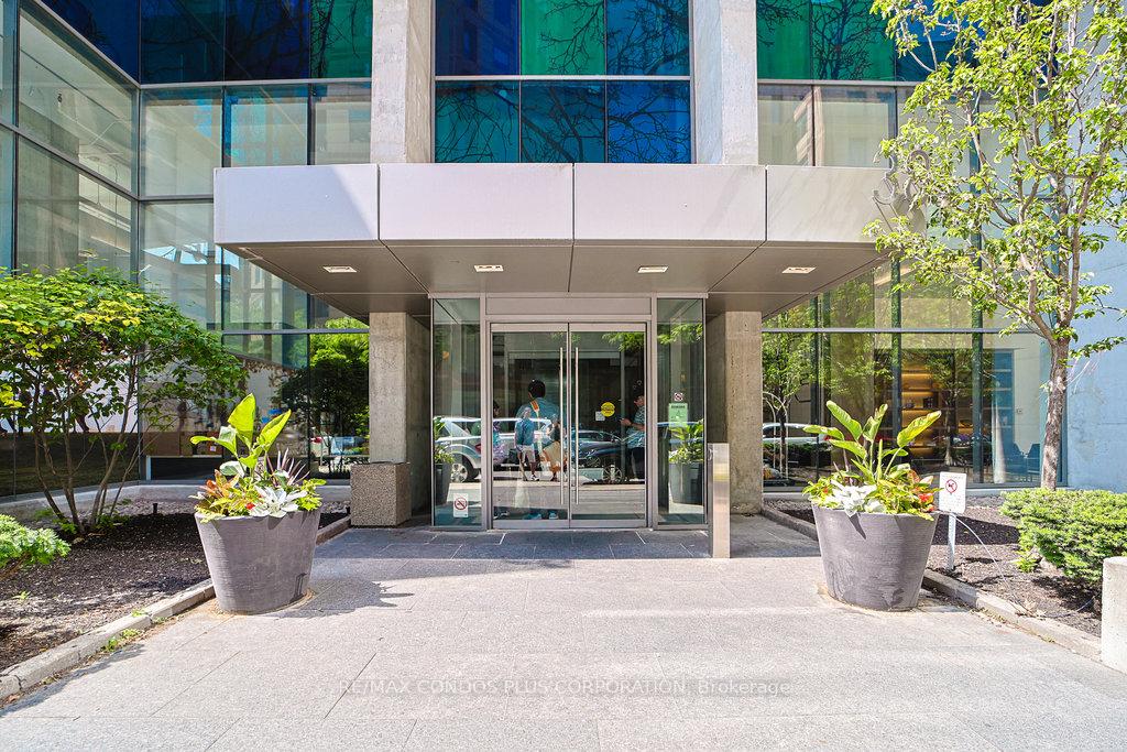 2 Bedrooms Condo at 38 Grenville, Toronto For sale