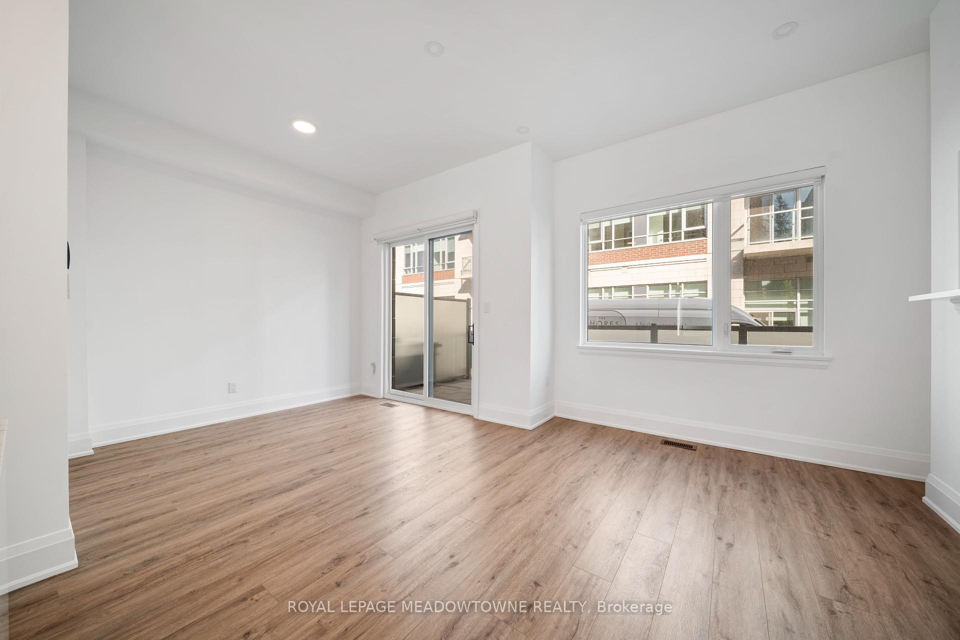 4 Bedrooms Condo at 121 High, Mississauga For sale