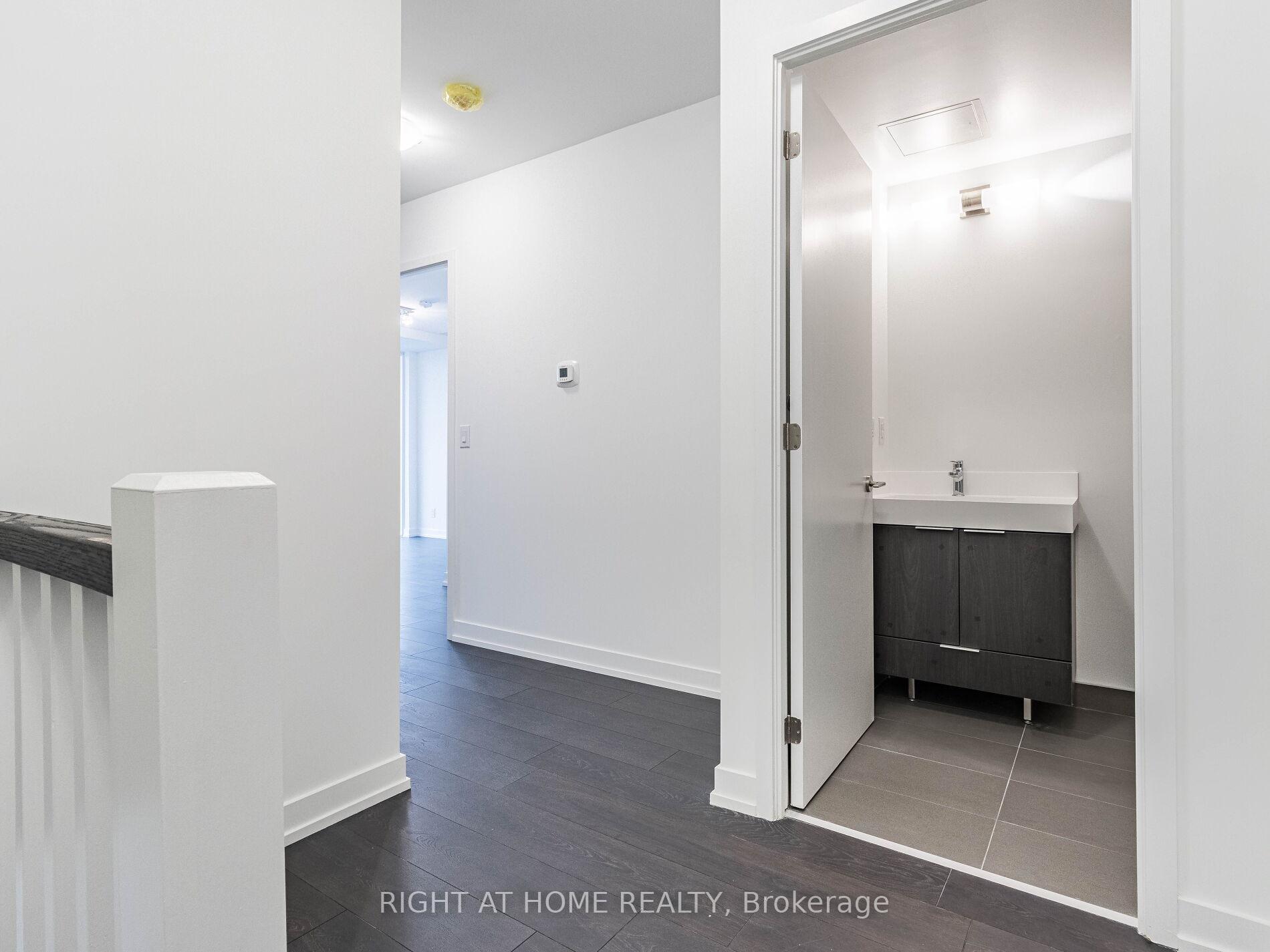 2 Bedrooms Condo at 5 maryport, Toronto For sale