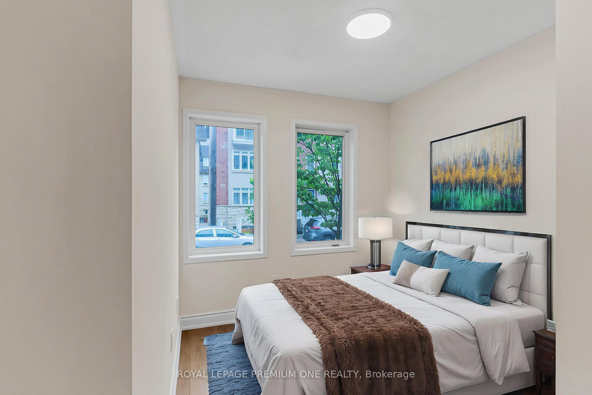 3 Bedrooms Condo at 65 Turntable, Toronto For sale
