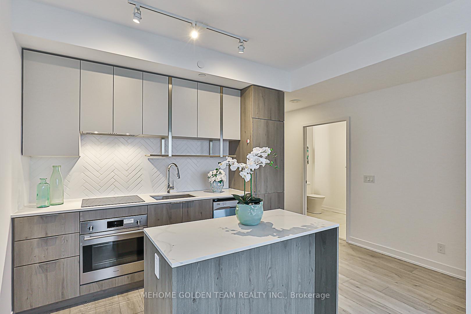 3 Bedrooms Condo at 15 Holmes, Toronto For sale
