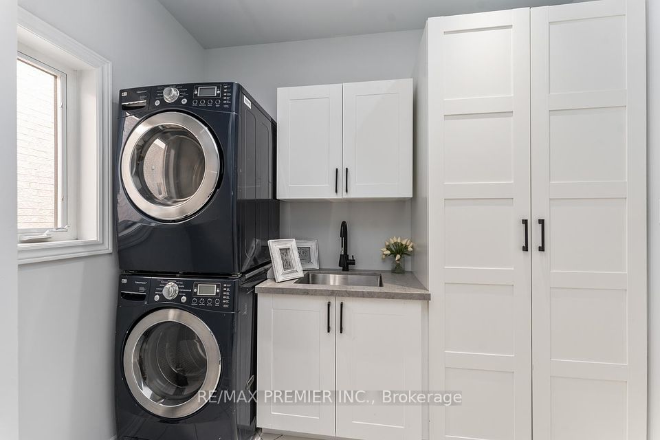 CUSTOM CABINETRY LAUNDRY/MUD ROOM