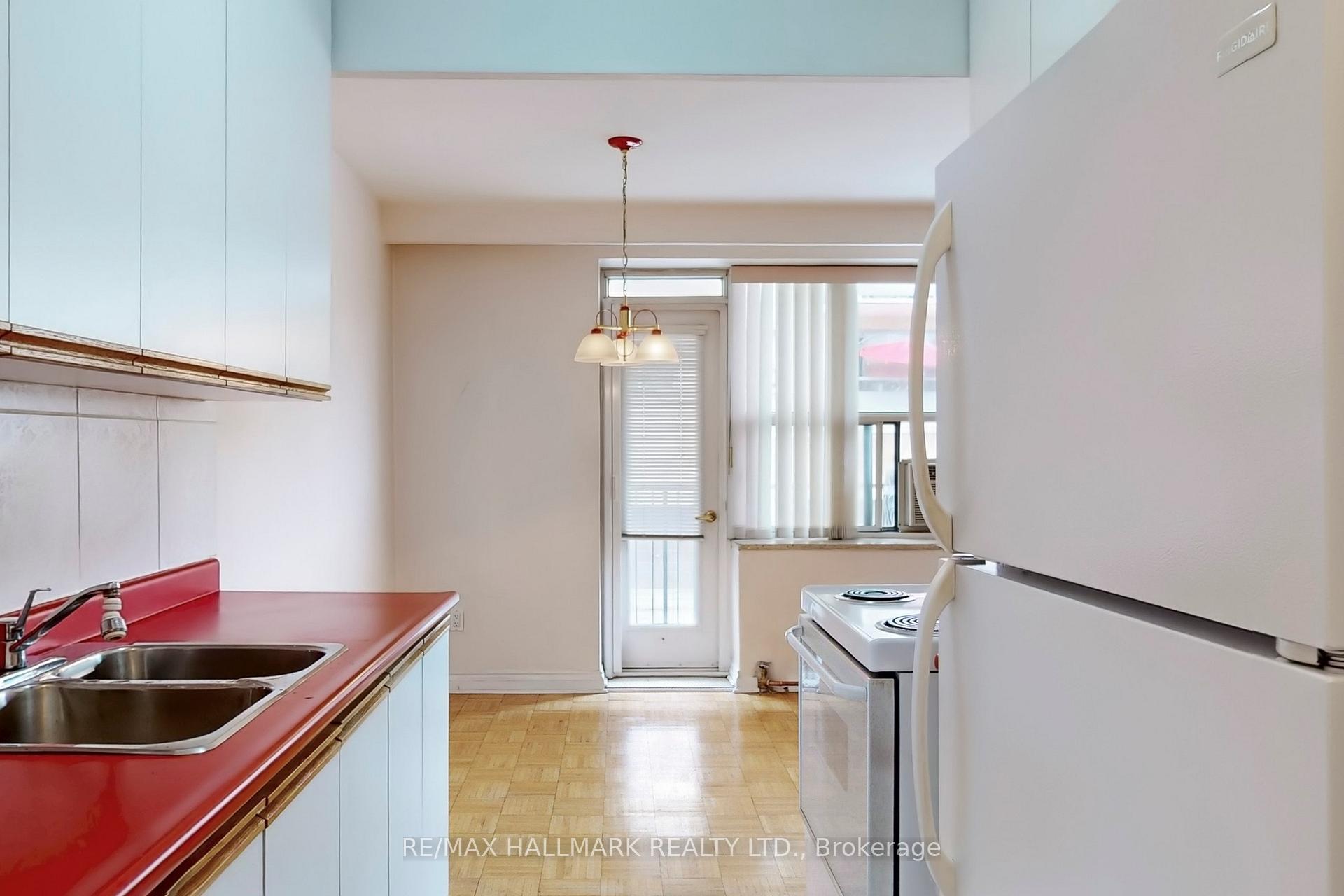 2 Bedrooms Condo at 50 Gulliver, Toronto For sale